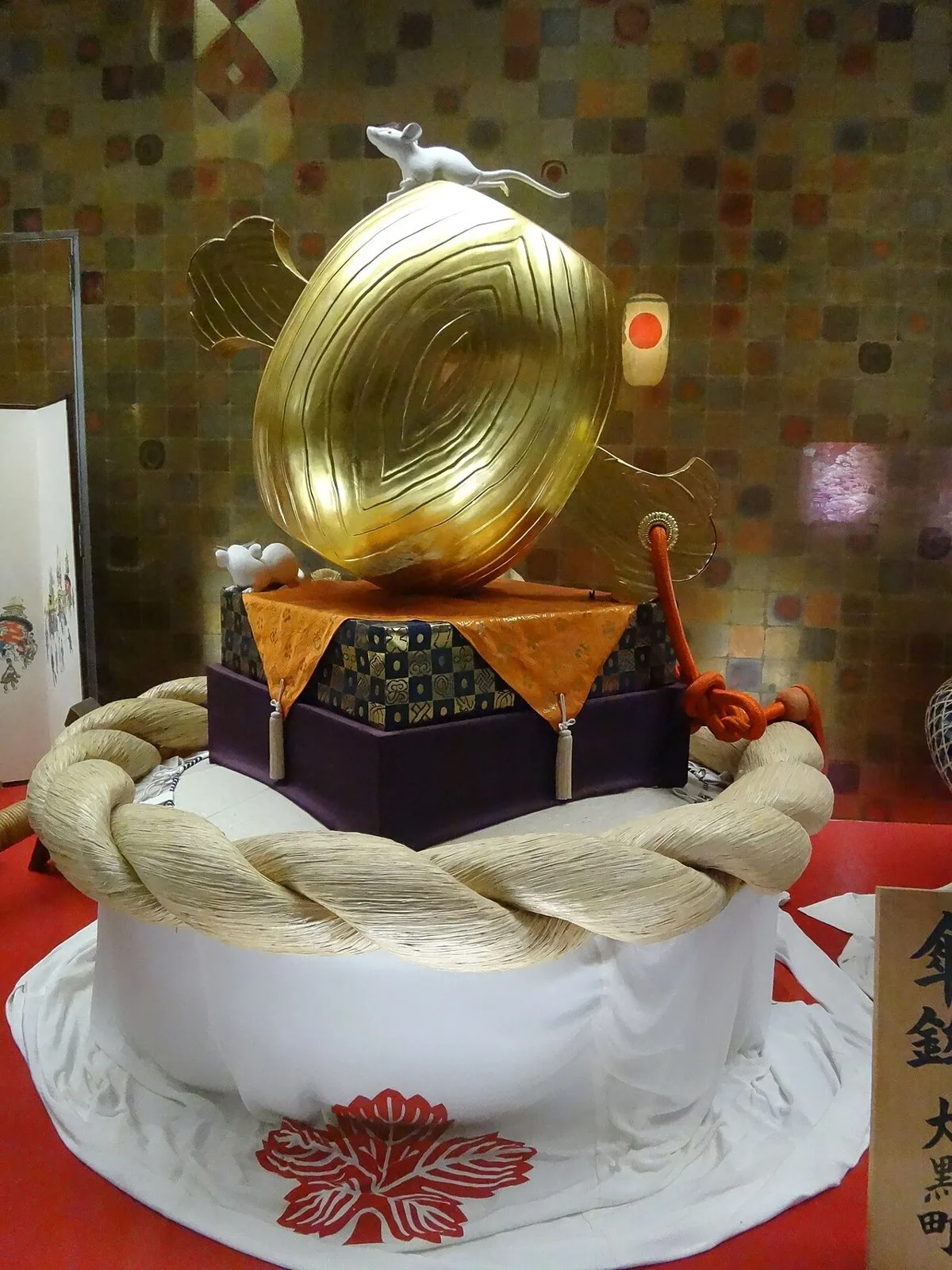 白ネズミを飾った大黒町の傘鉾（長崎伝統芸能館の展示、2012年撮影）