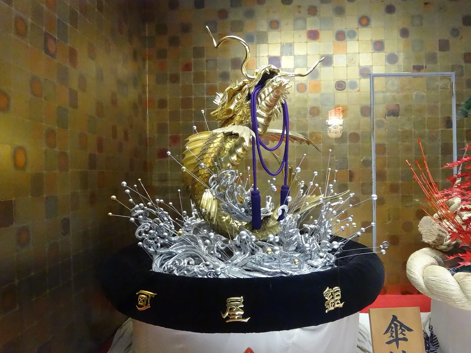 銀屋町の傘鉾「流金出世鯉」。輪に町名が入る（長崎伝統芸能館の展示・2012年）