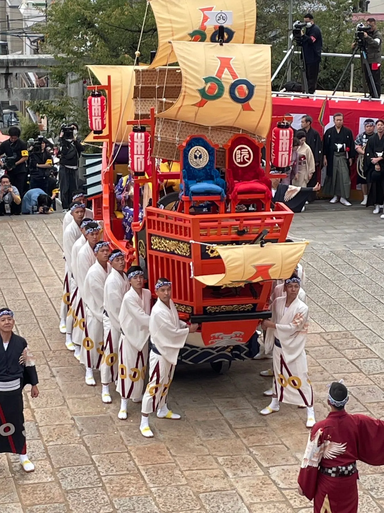踊場に入る御朱印船と、白い装束の根曳たち