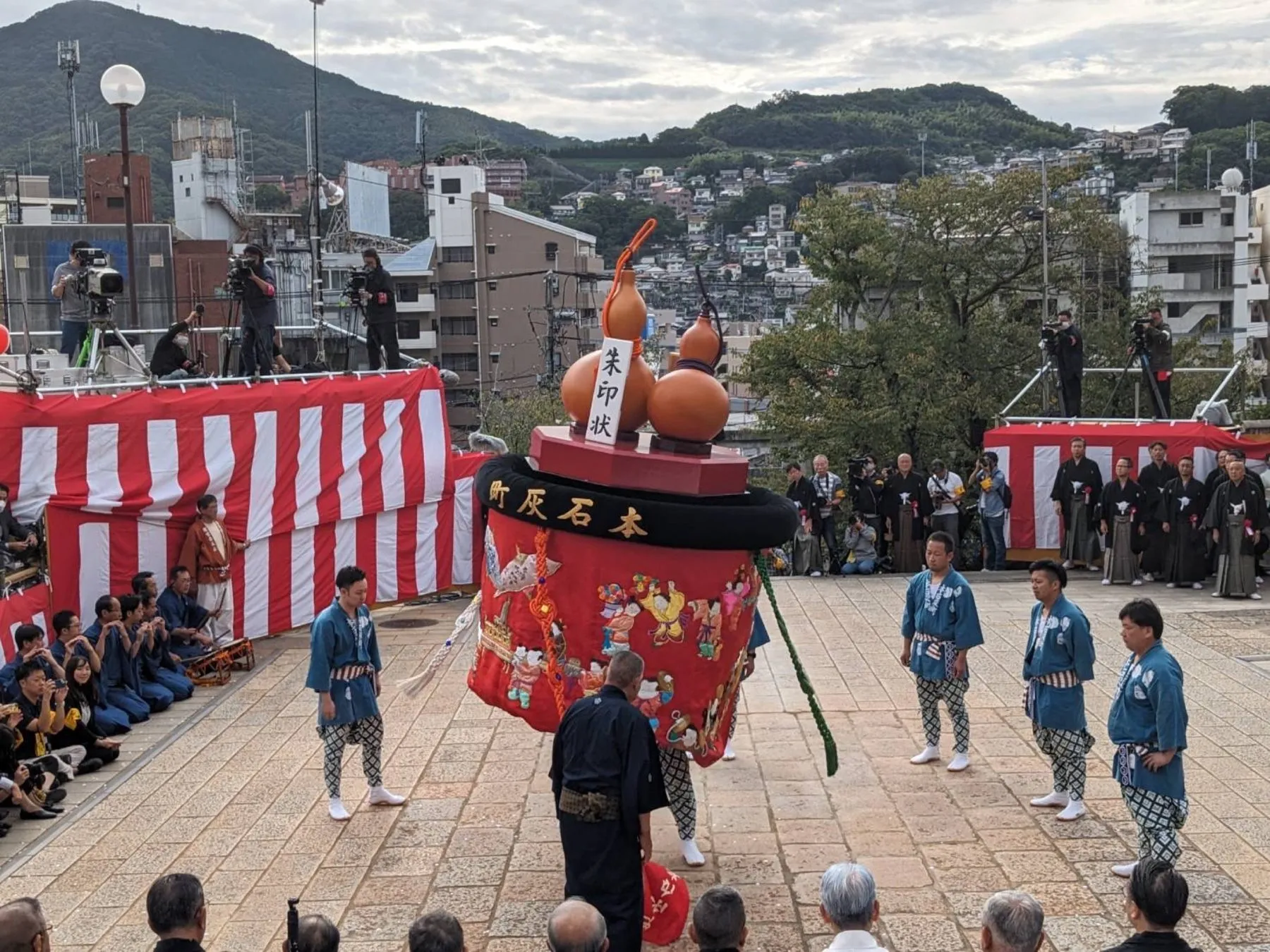 踊場に立つ本石灰町の傘鉾