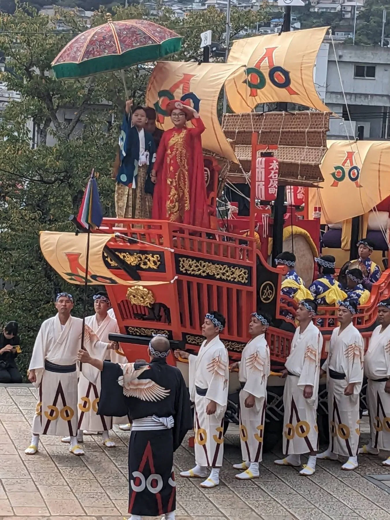 日傘を立てた御朱印船と、並ぶ根曳たち