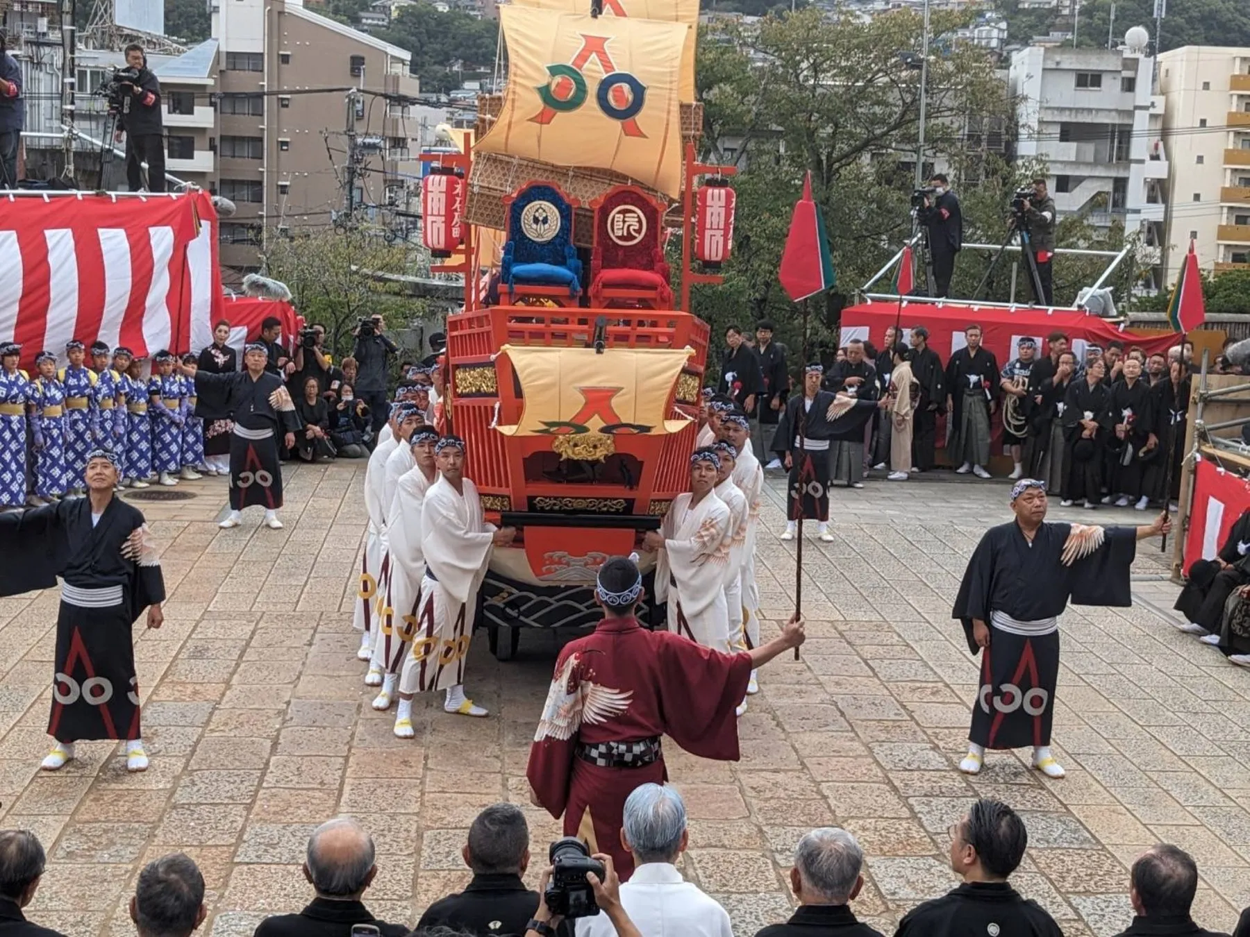 踊場に並んだ御朱印船と根曳たち