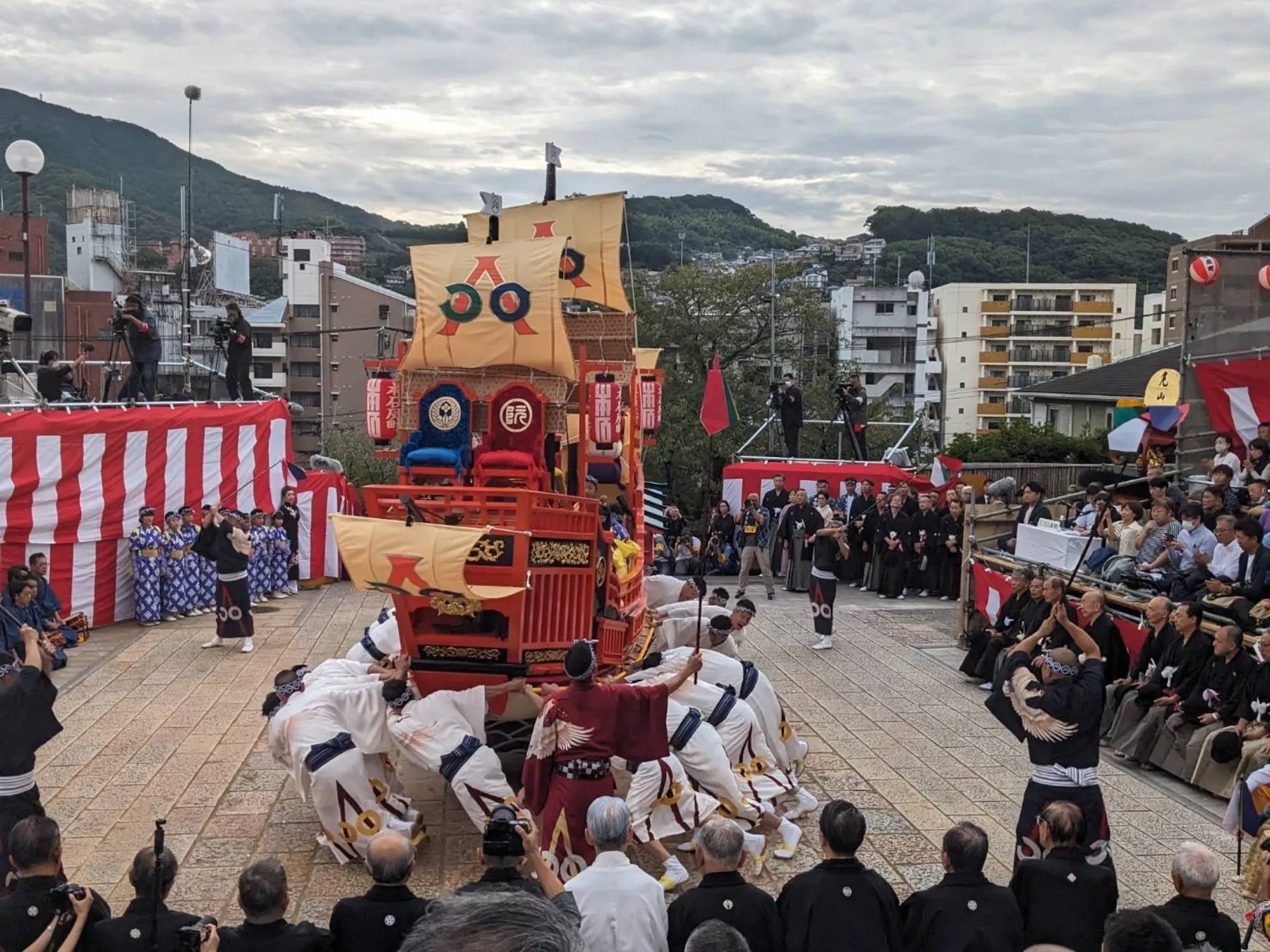 踊場で御朱印船を回す根曳たち