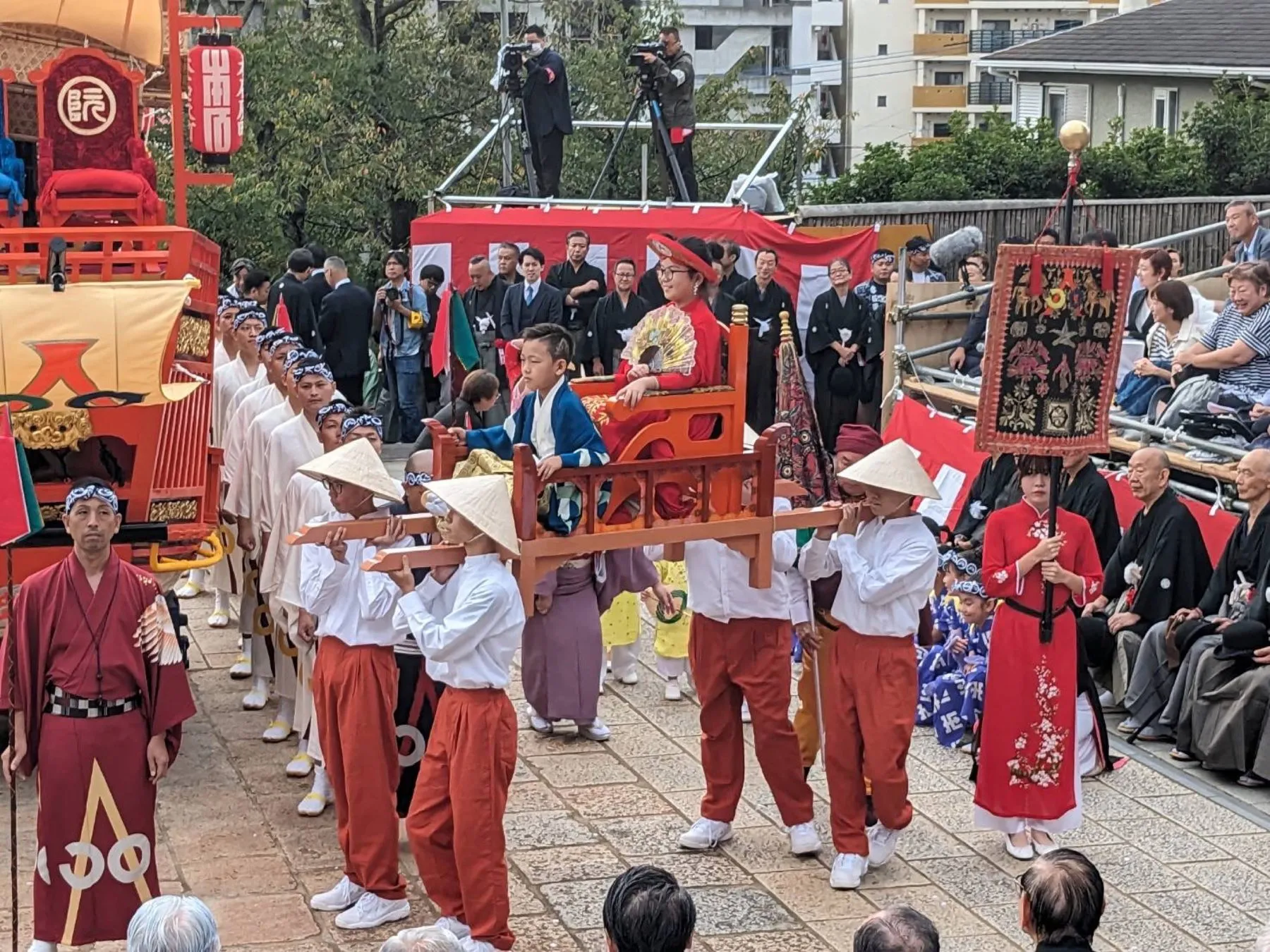 踊場を進む本石灰町の行列と担ぎ物