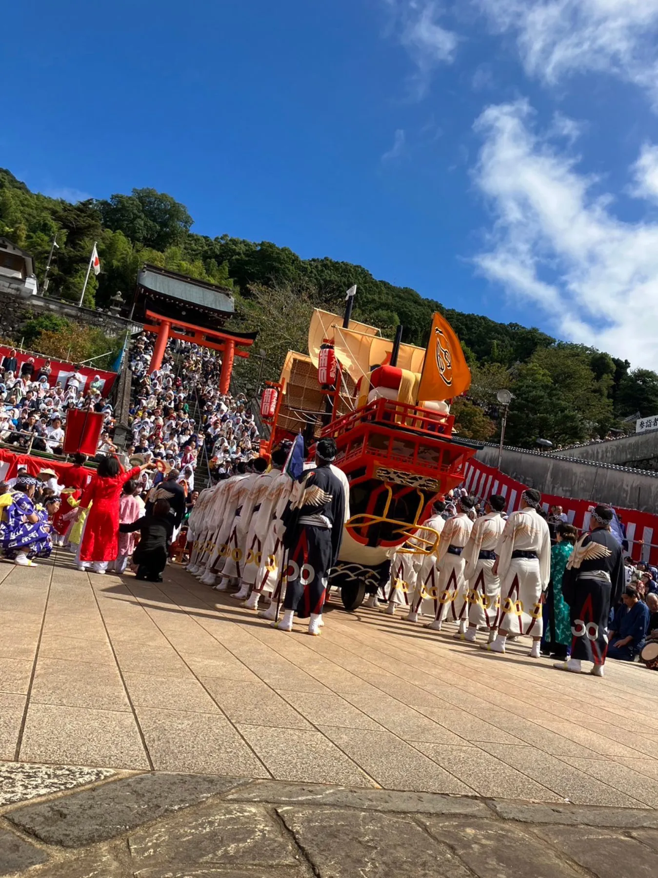 青空の下、踊場で奉納する御朱印船