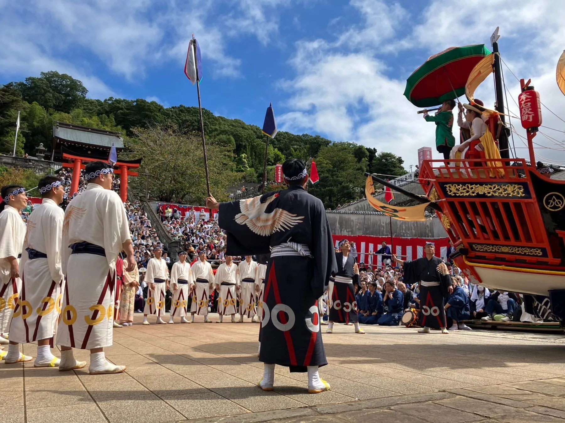 根曳の前に立つ長采と、本石灰町の御朱印船