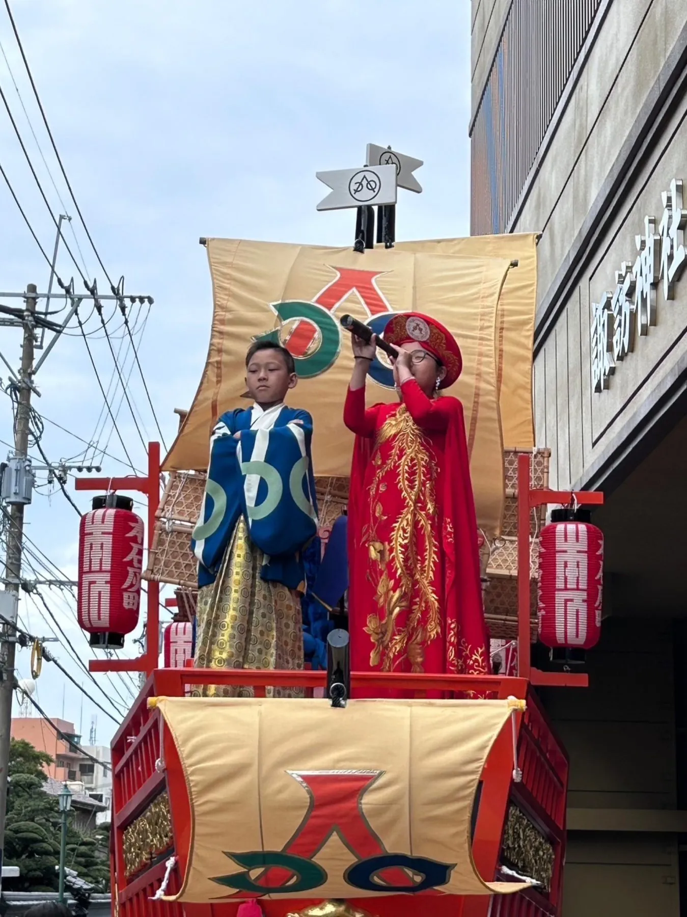 町なかの御朱印船と、船上の衣装の子どもたち