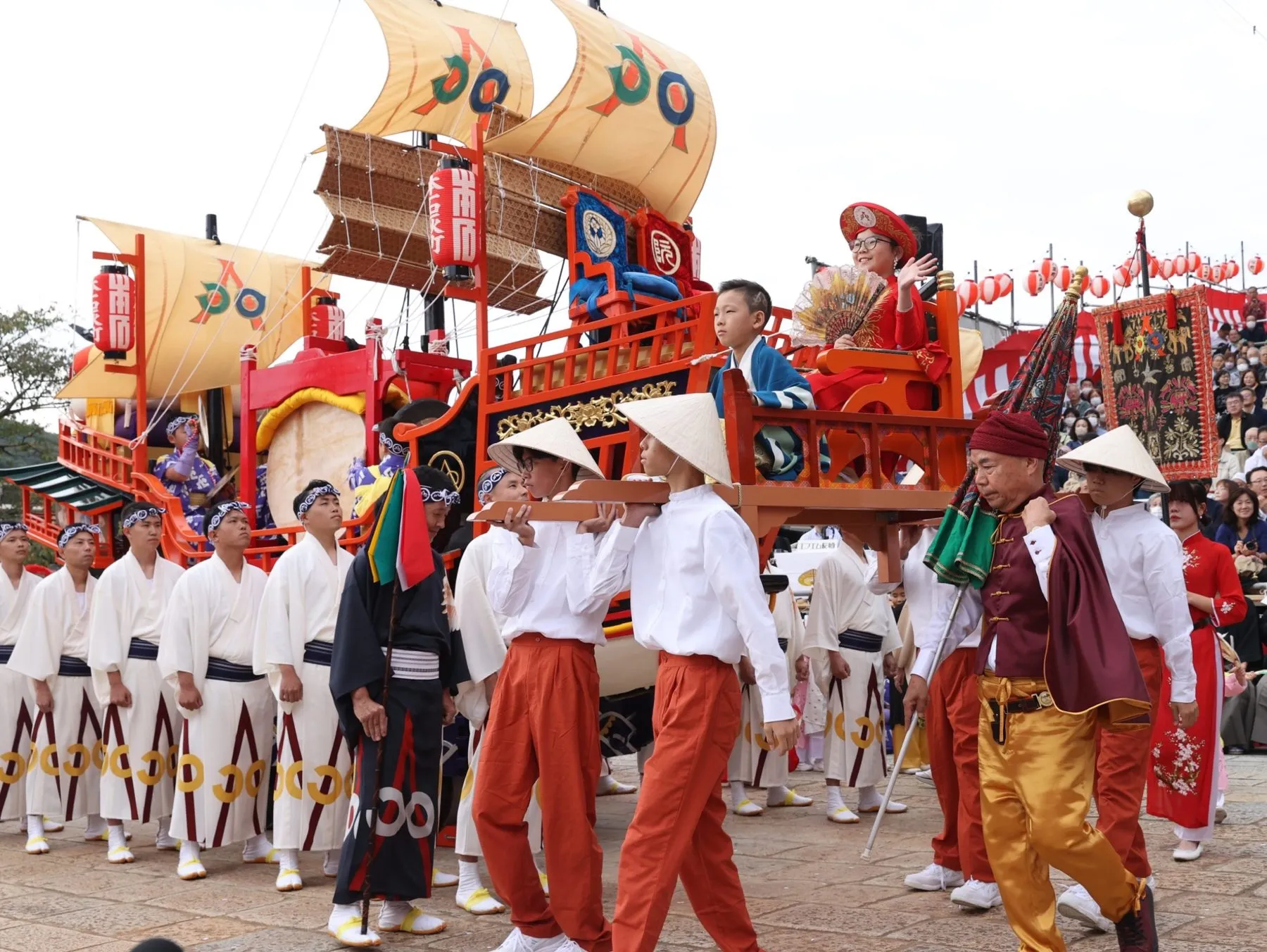 踊場を進む御朱印船と衣装の人たち