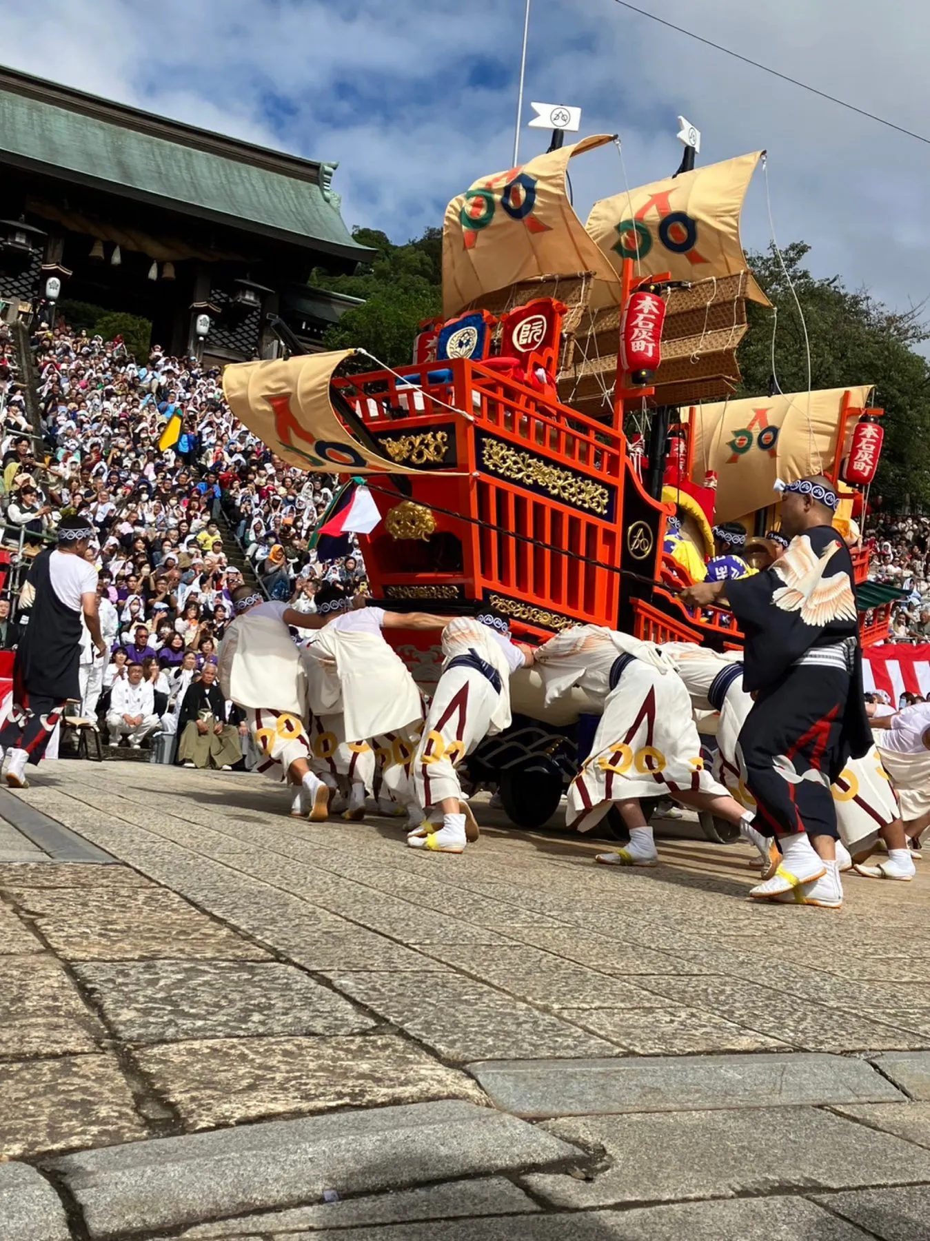 諏訪神社の踊場で御朱印船を押し出す根曳たち