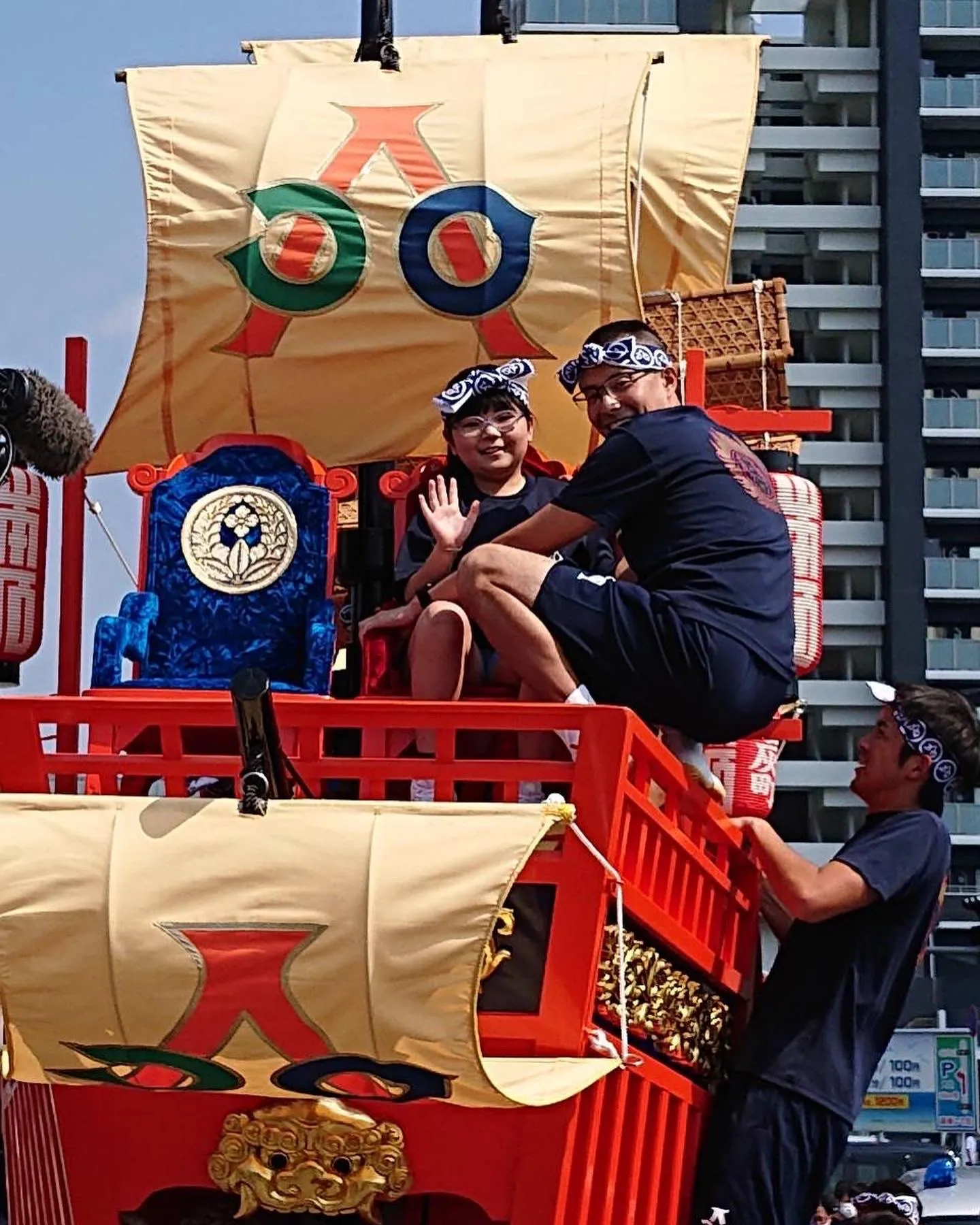 本番に向けた稽古。船の上に荒木宗太郎とアニオーの役の子どもたち