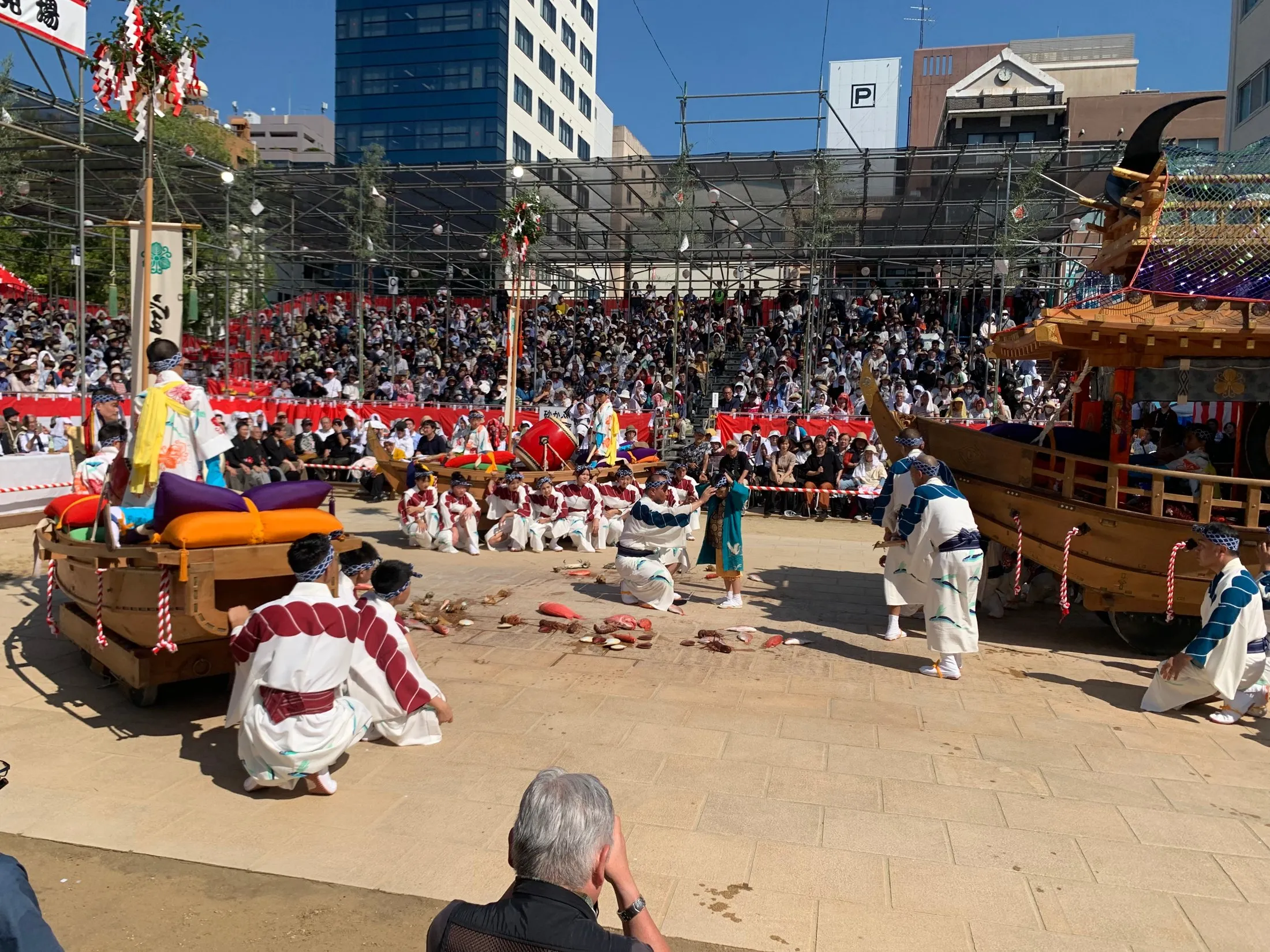踊場で奉納する曳物と根曳たち