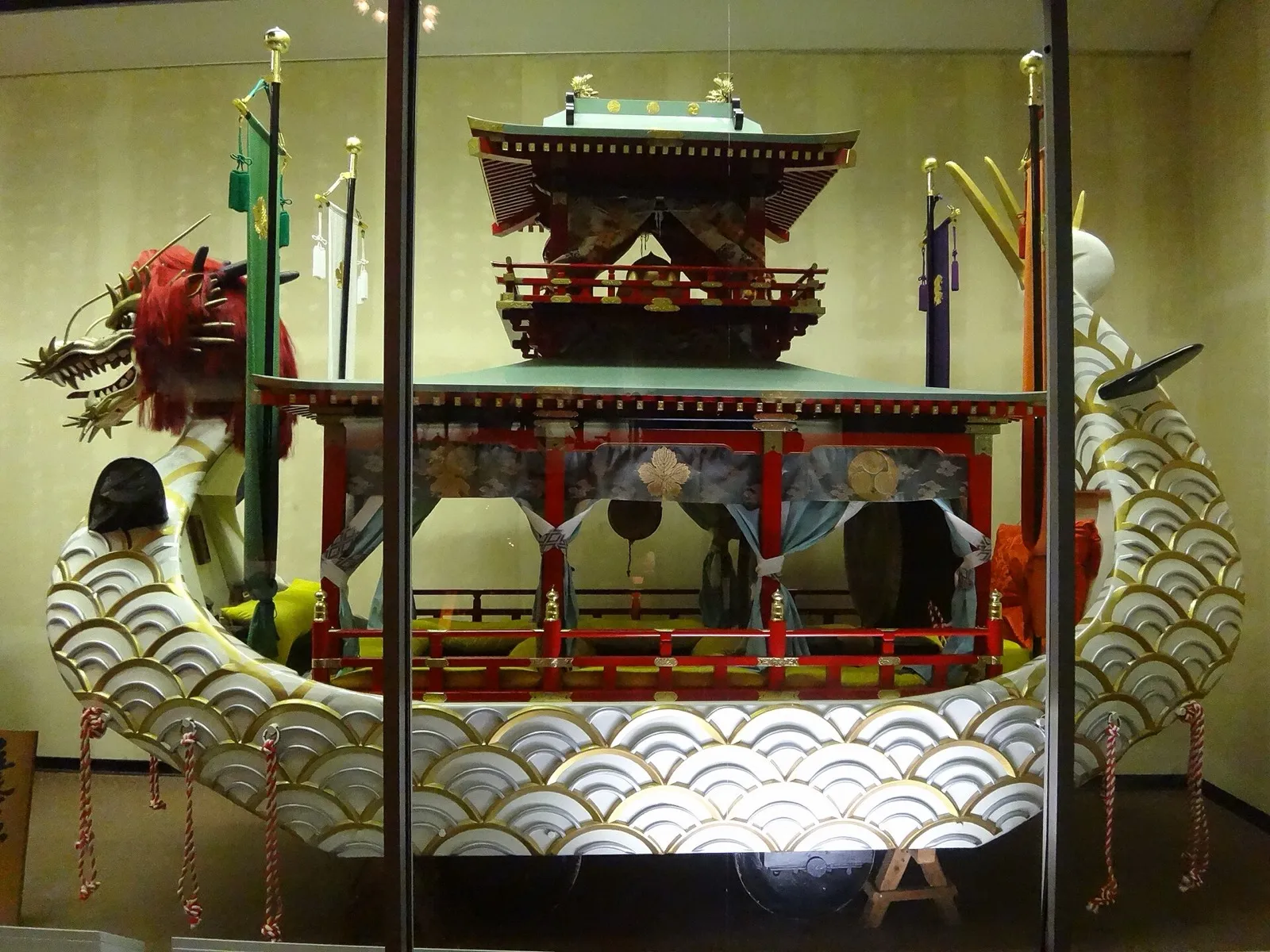 長崎伝統芸能館に展示されていた竜宮船（2012年撮影）。白い竜の体に二層の屋形をのせた姿