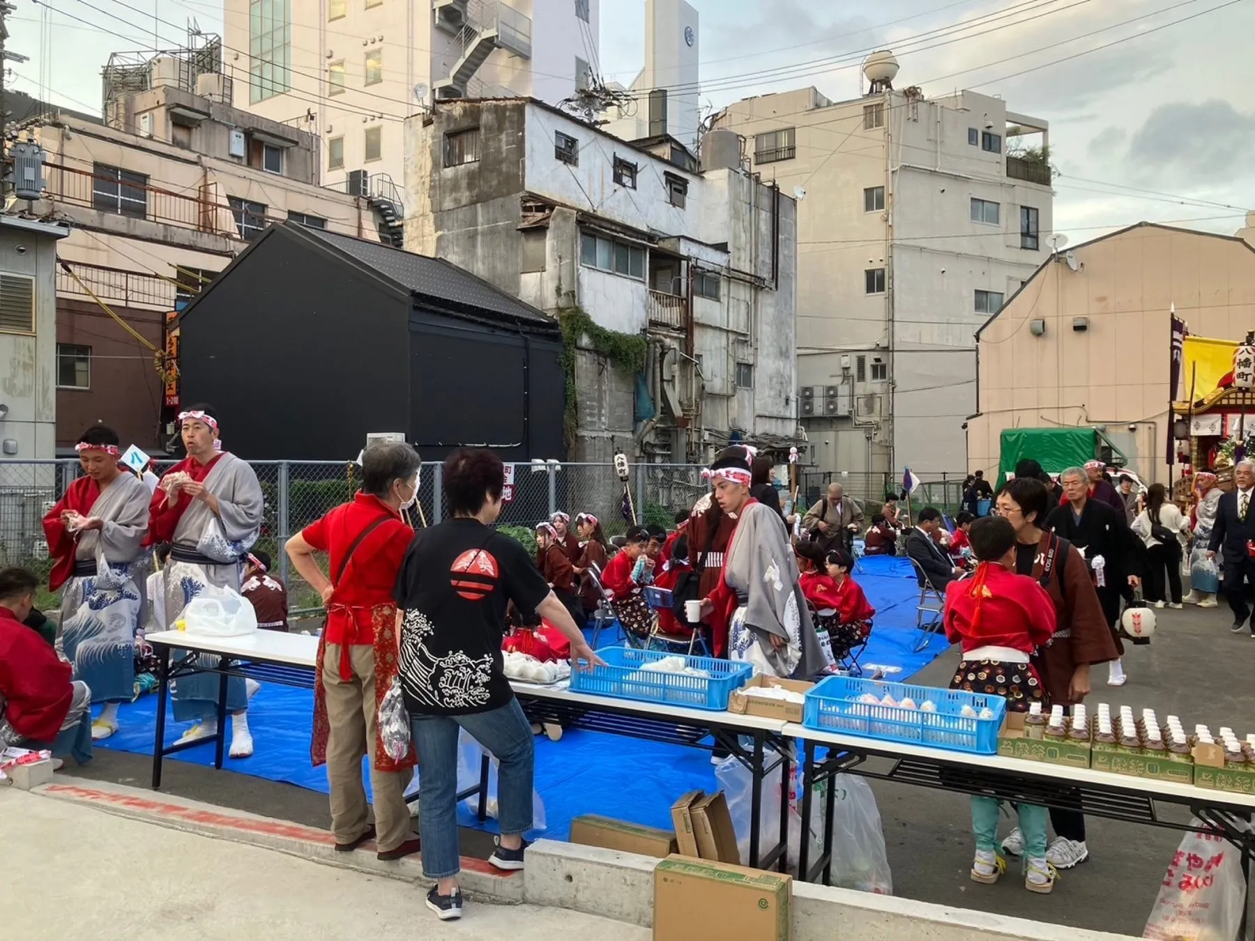 町なかで休む衣装の踊り手たち