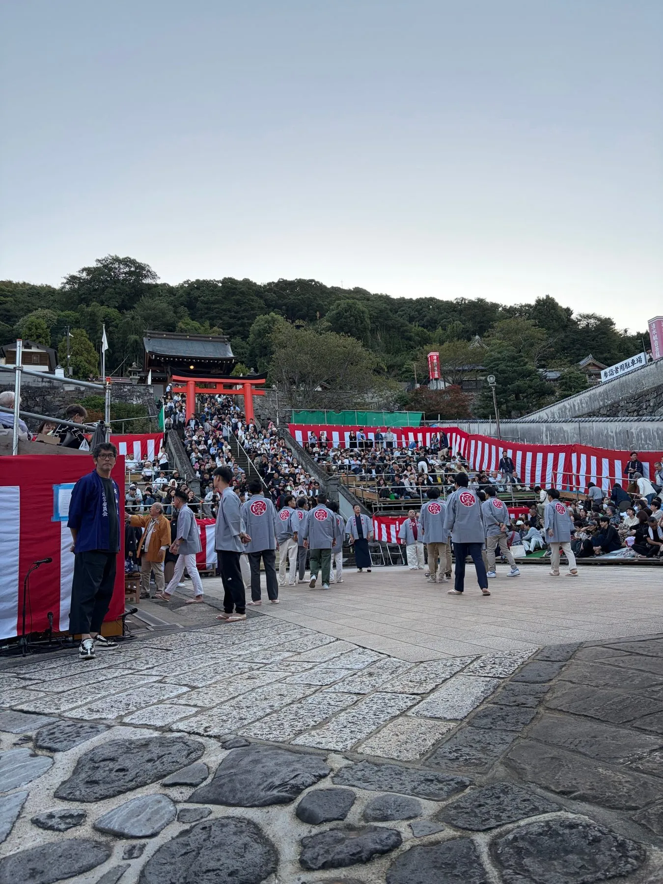 諏訪神社の踊場と長坂
