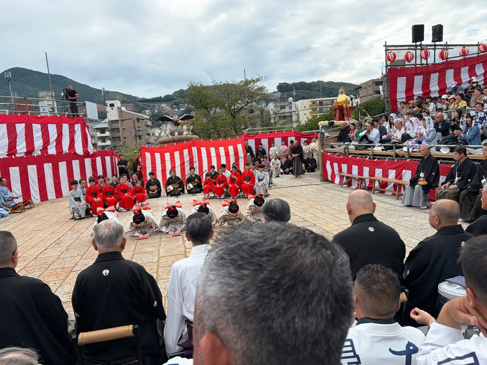 観覧席から見た踊場での奉納
