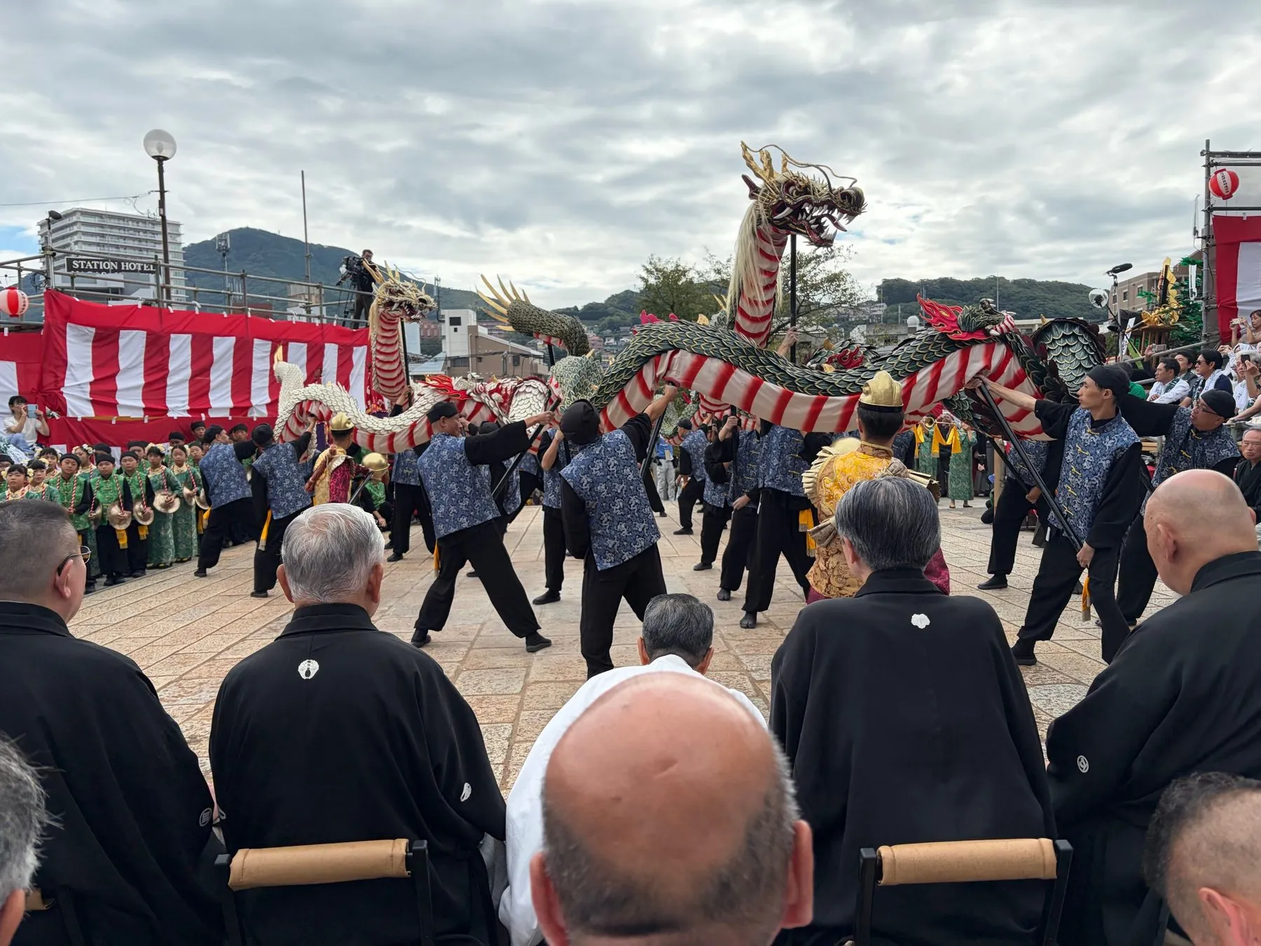 踊場で舞う龍踊