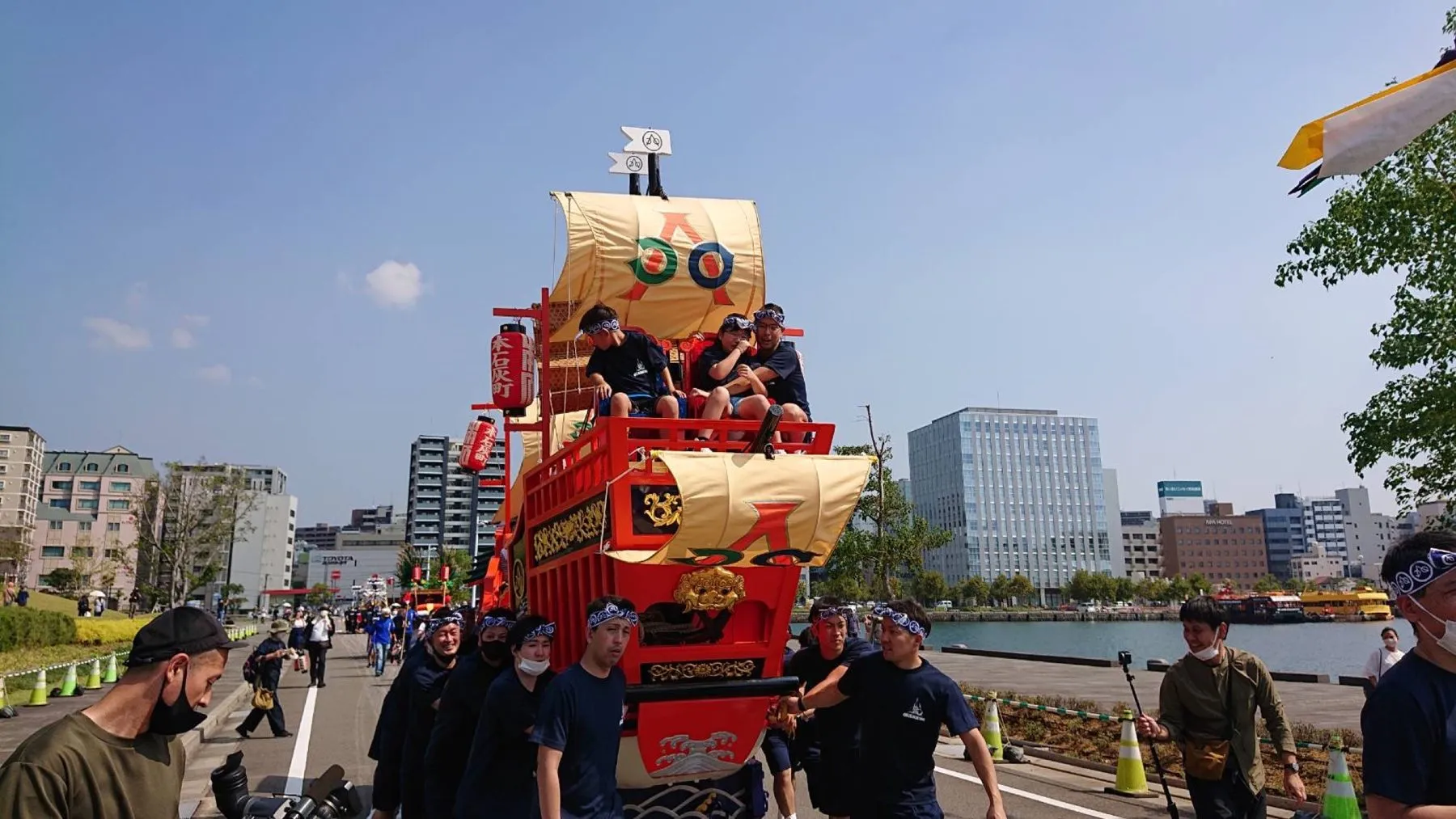海沿いの道を曳かれる御朱印船