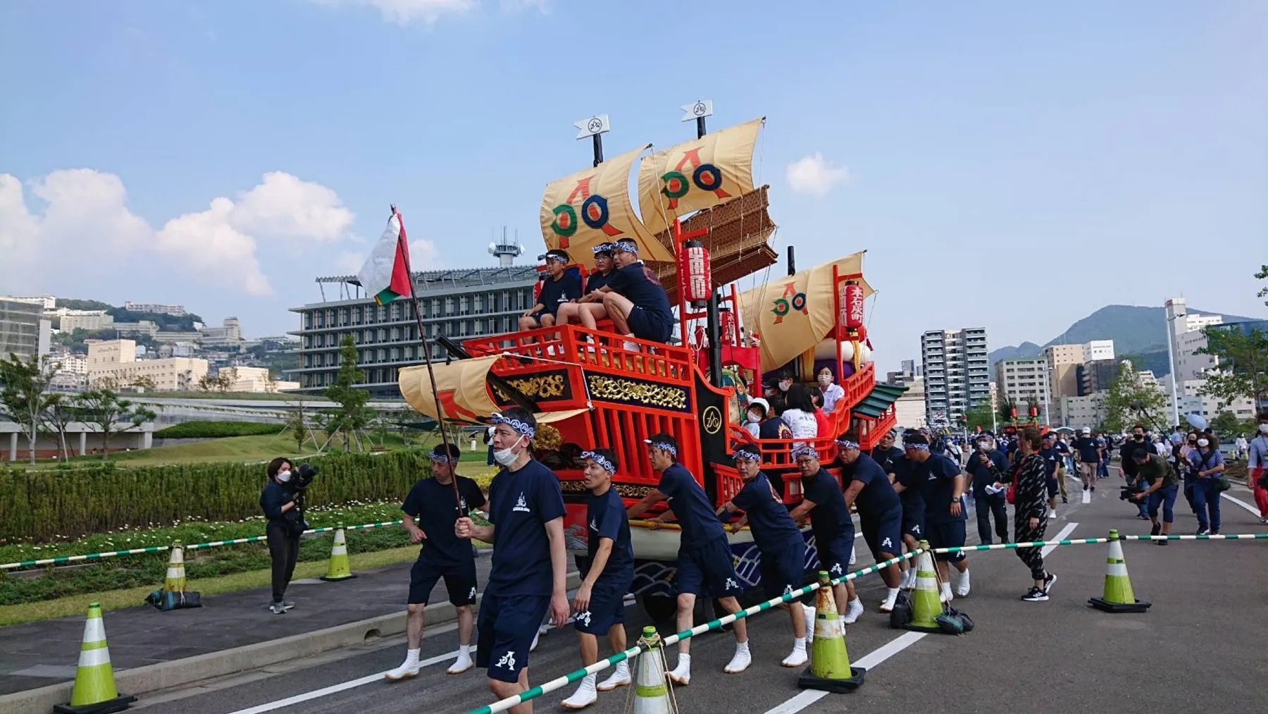綱で御朱印船を曳く人たち