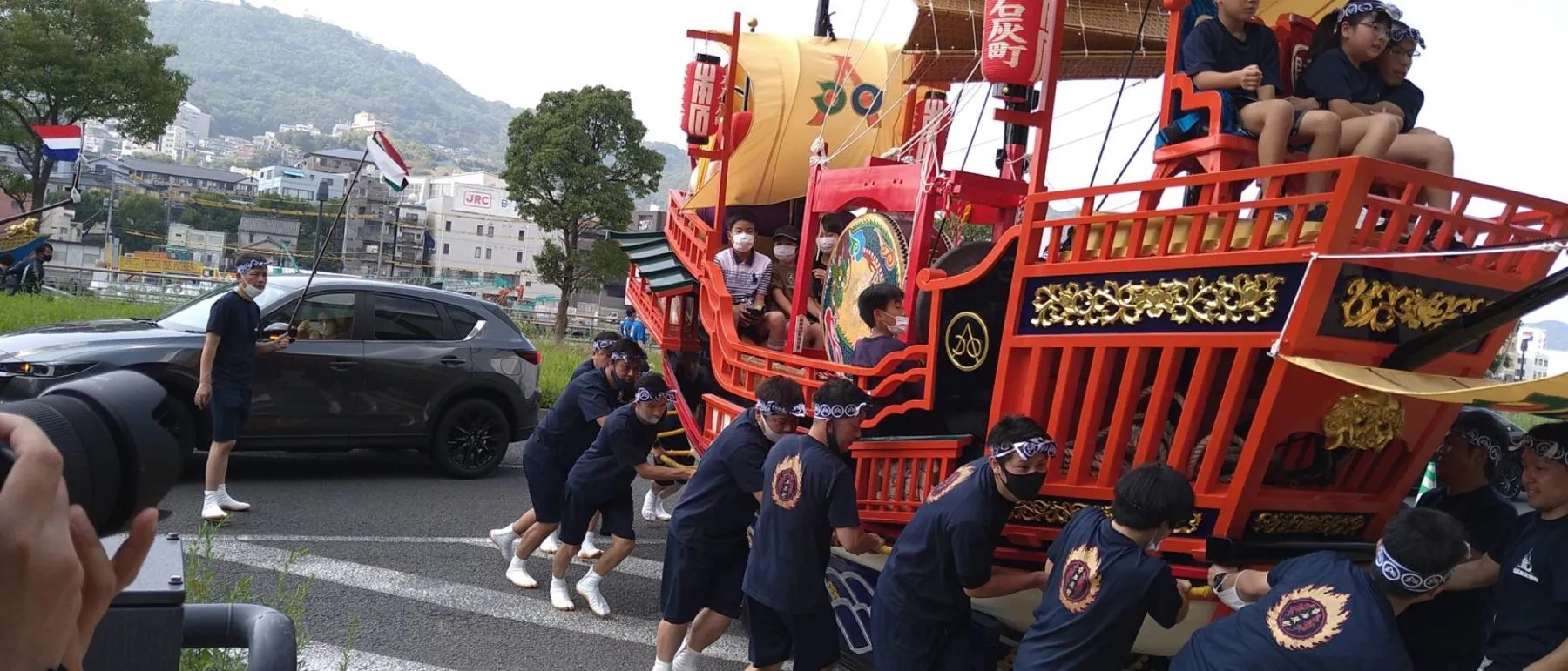 道を進む御朱印船と、押す人たち