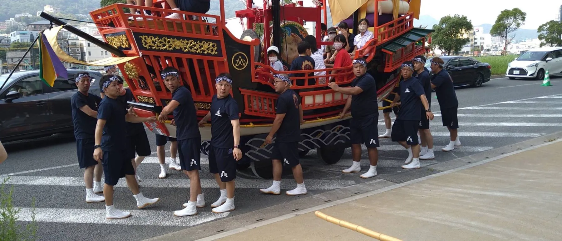 御朱印船を押して横断歩道を進む人たち