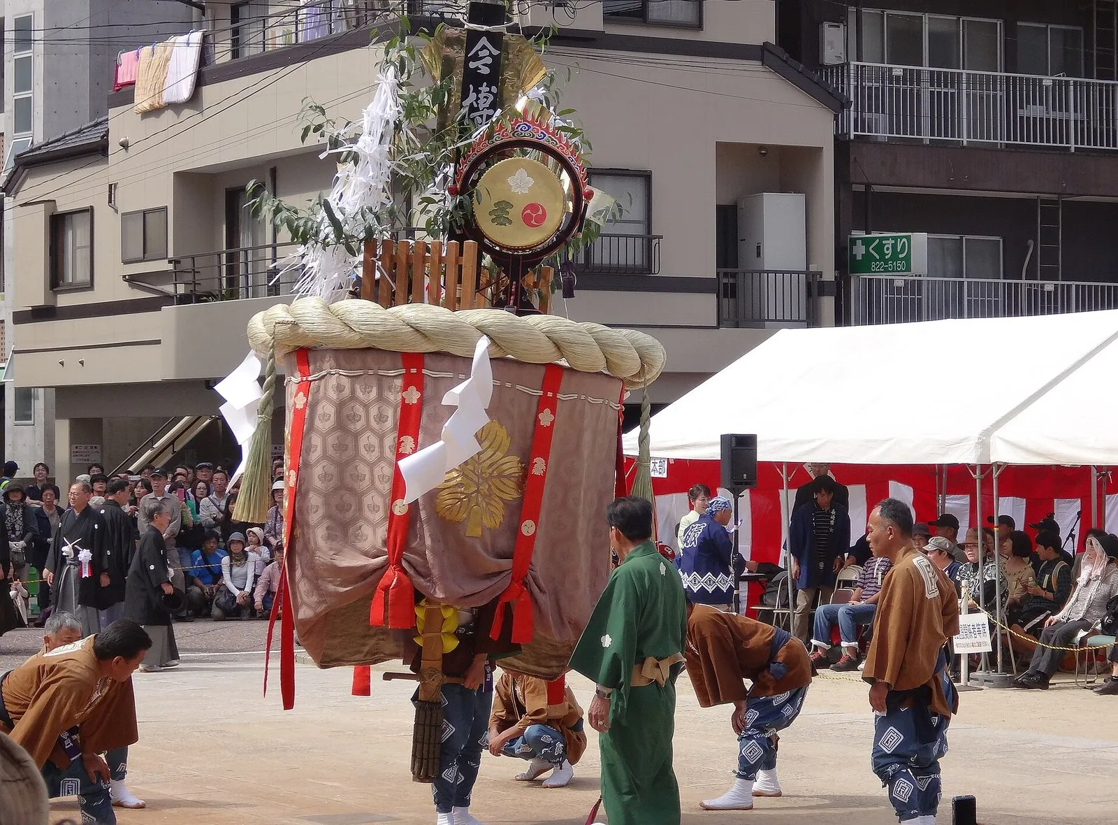 今博多町の傘鉾。火焔太鼓と榊の飾り、しめ縄の輪、亀甲と鶴の垂れ（2012年10月8日）