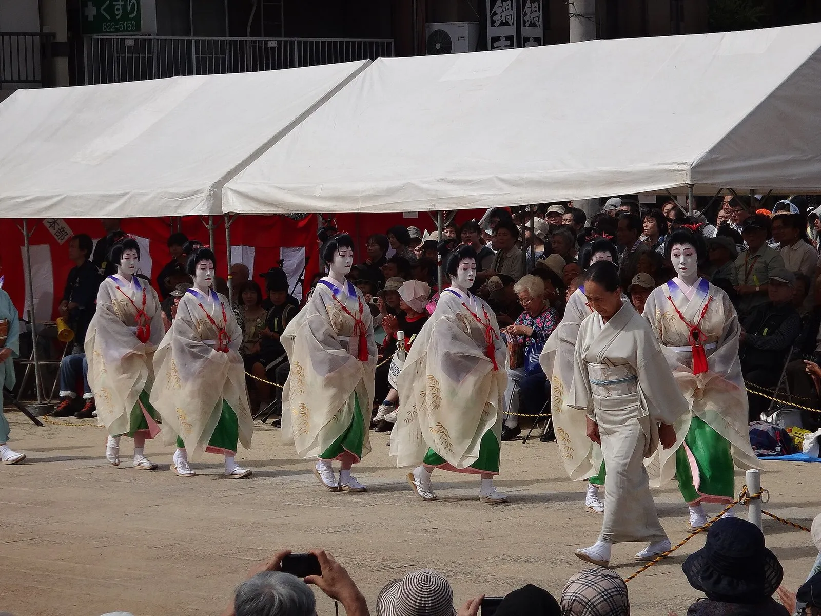 白い長絹で鶴を表す今博多町の本踊「今日爰祭祝鶴舞」（2012年10月8日）