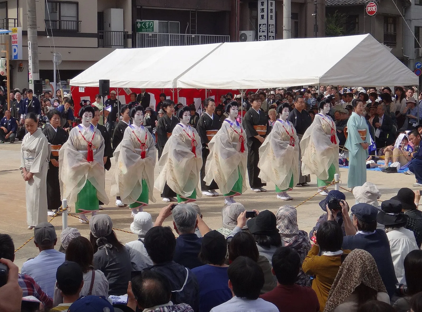 一列に並んで舞う今博多町の踊り手（2012年10月8日）