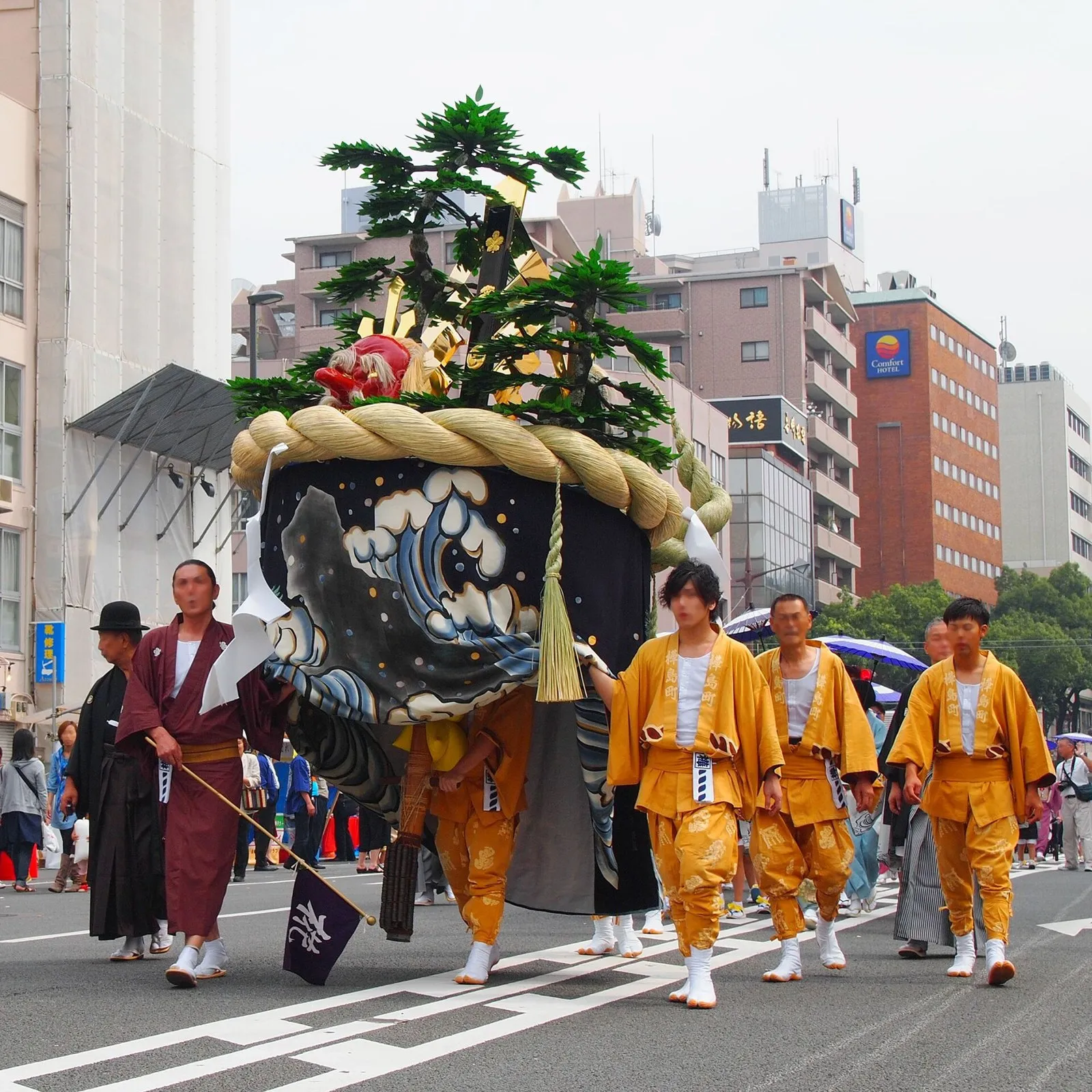 松を飾った椛島町の傘鉾（2011年10月7日）