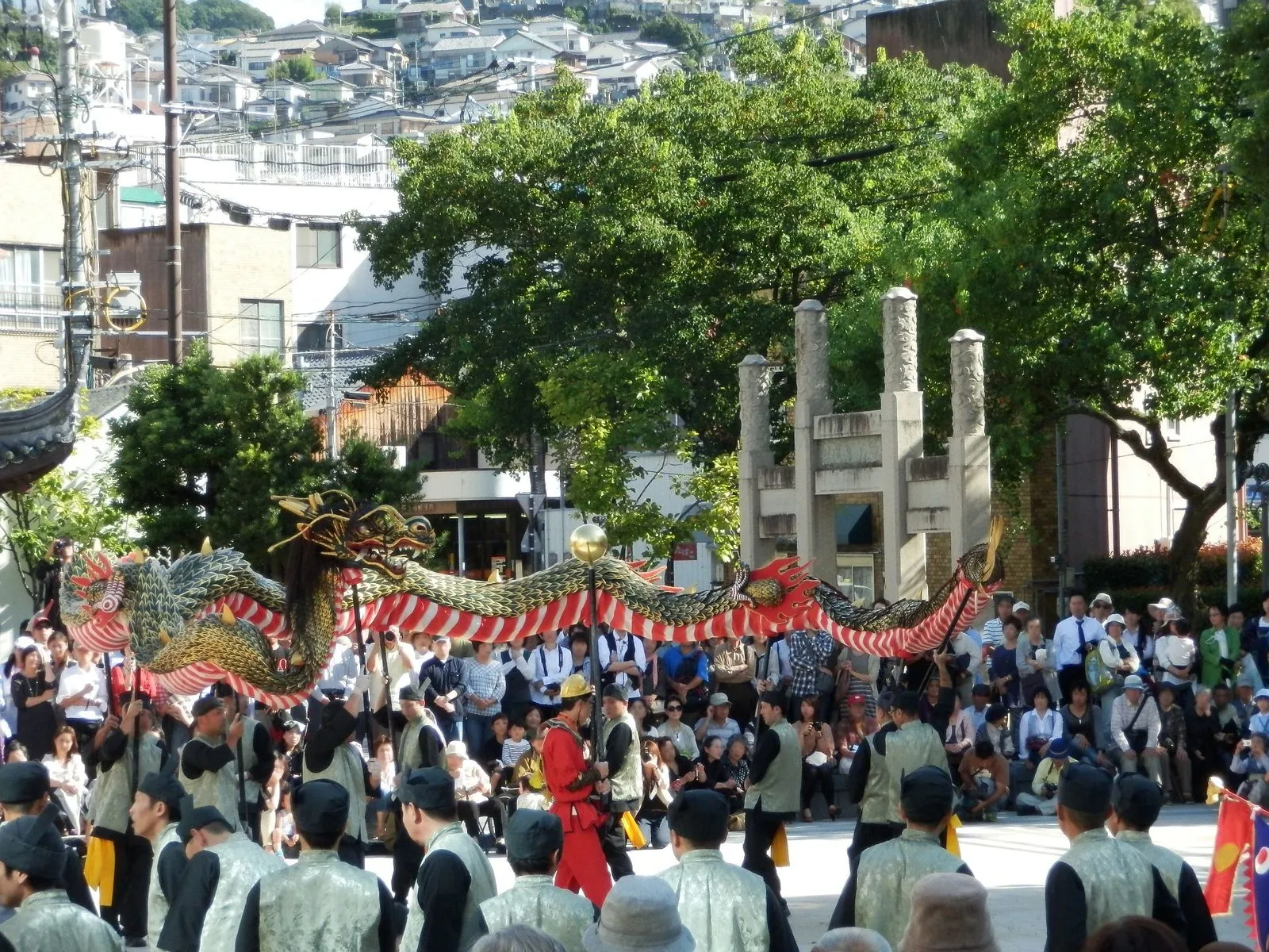 籠町の龍踊。玉を追って舞う龍（2012年10月4日）