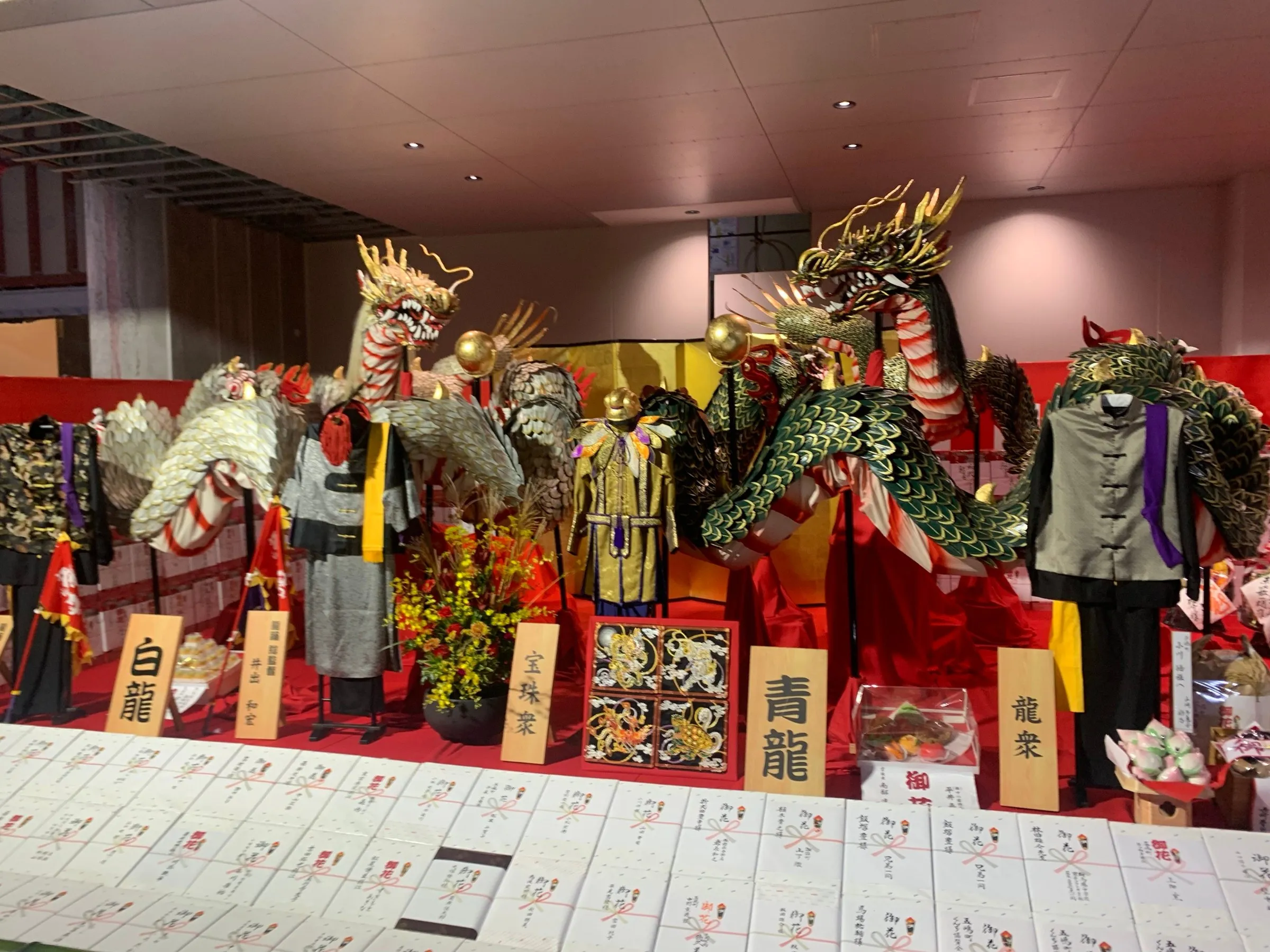 龍踊の町の庭見せ。青龍と白龍が並ぶ（2024年）