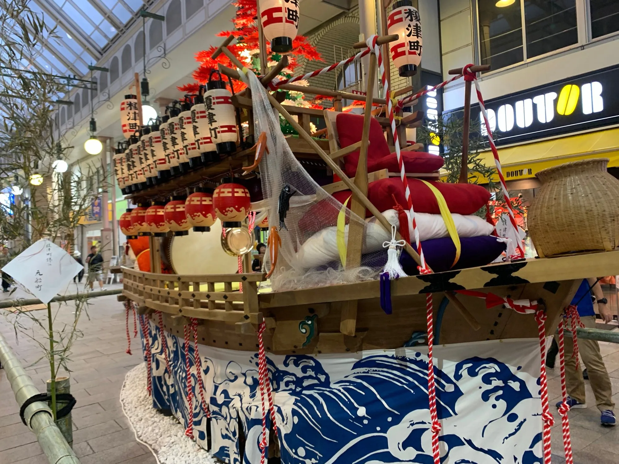 アーケードに飾られた川船（庭見せ）