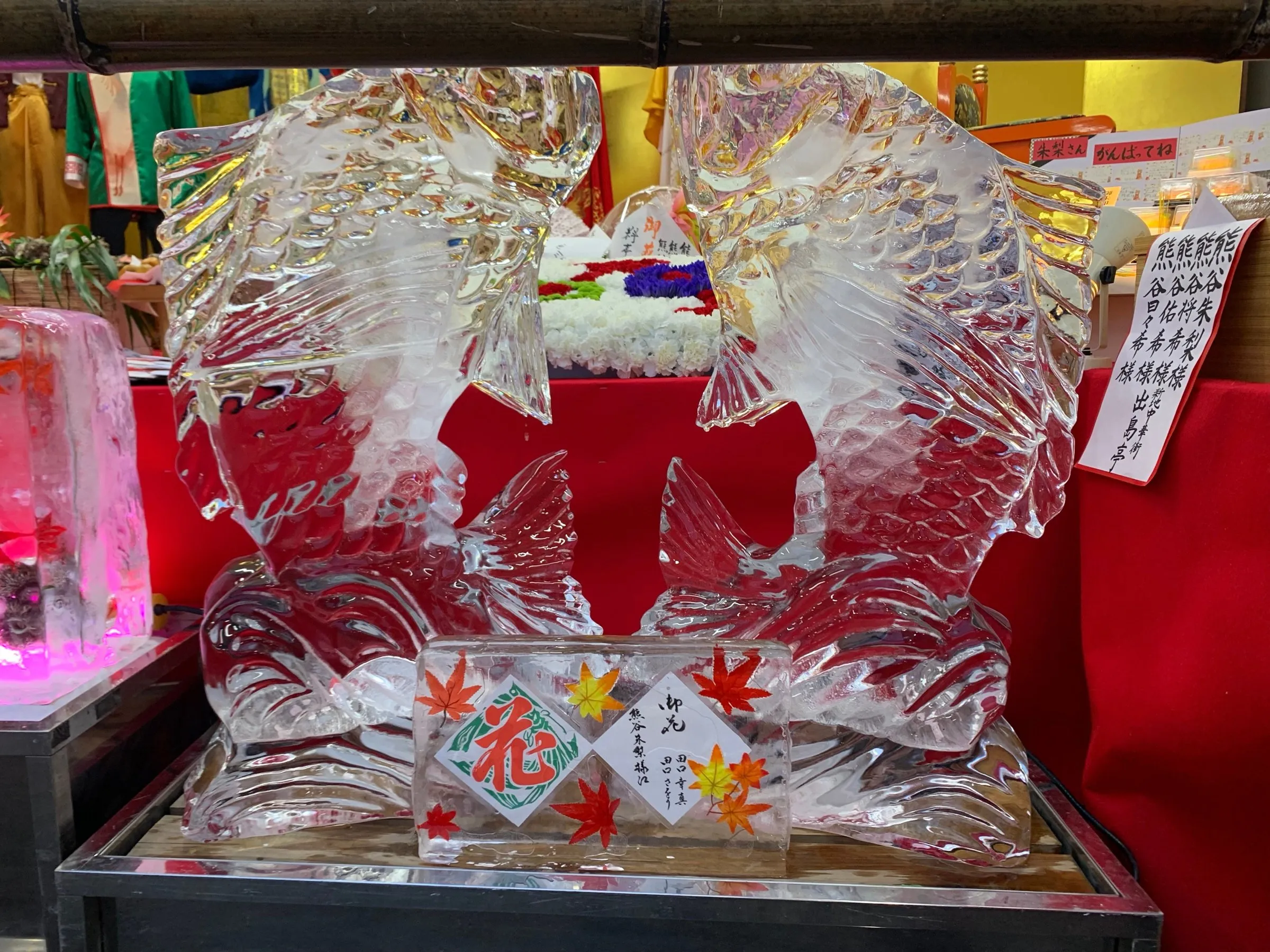 御花に添えられた氷の彫刻（本石灰町・2023年）