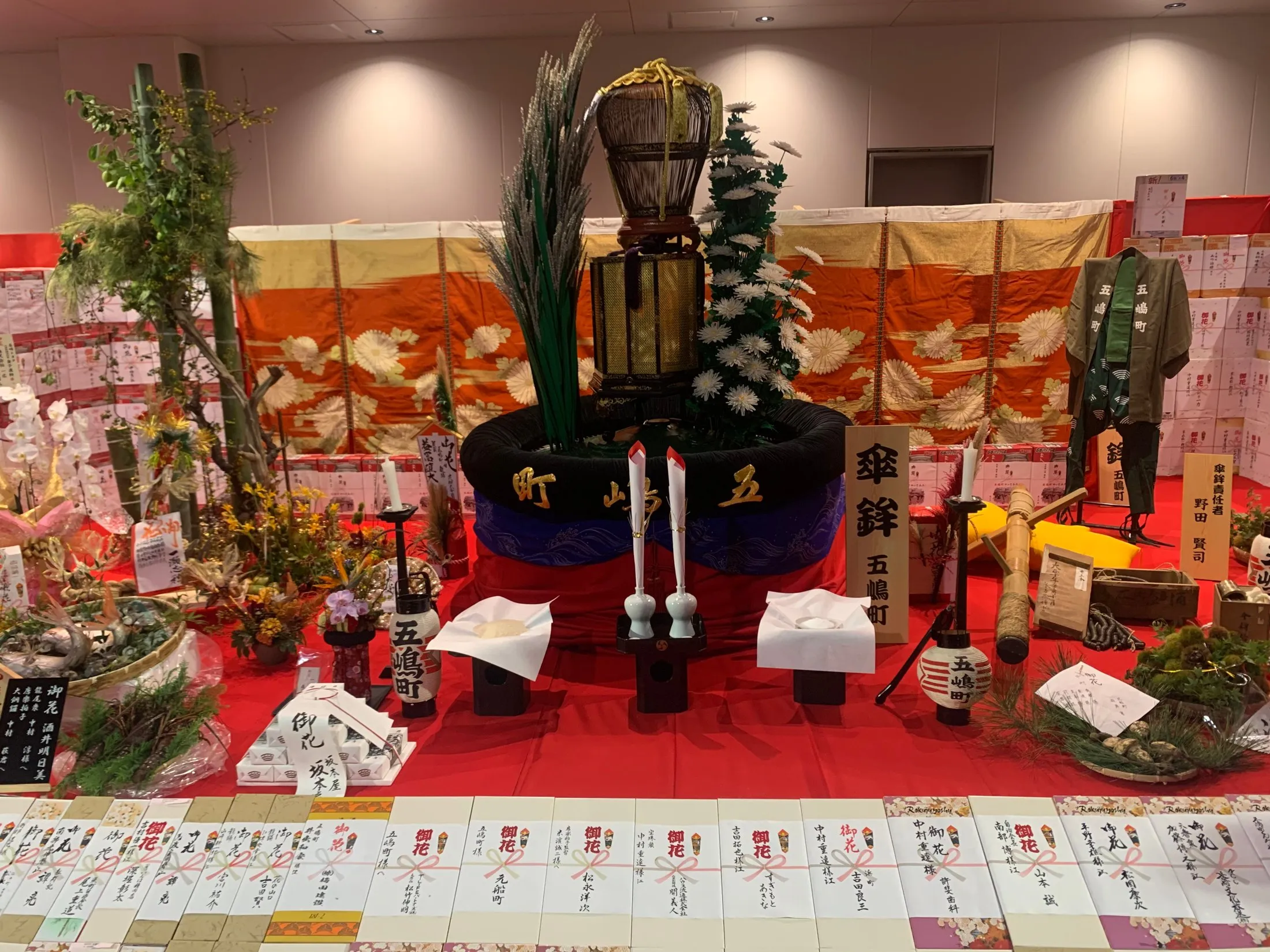 庭見せに飾られた傘鉾・衣装と、届いた御花
