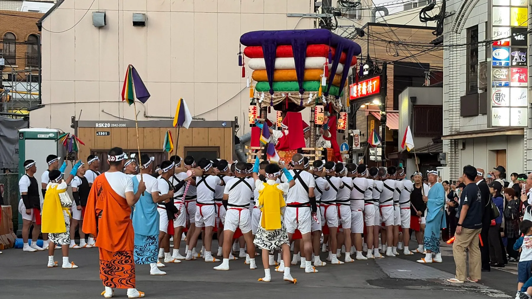 通りに並ぶ担ぎ手と太鼓山