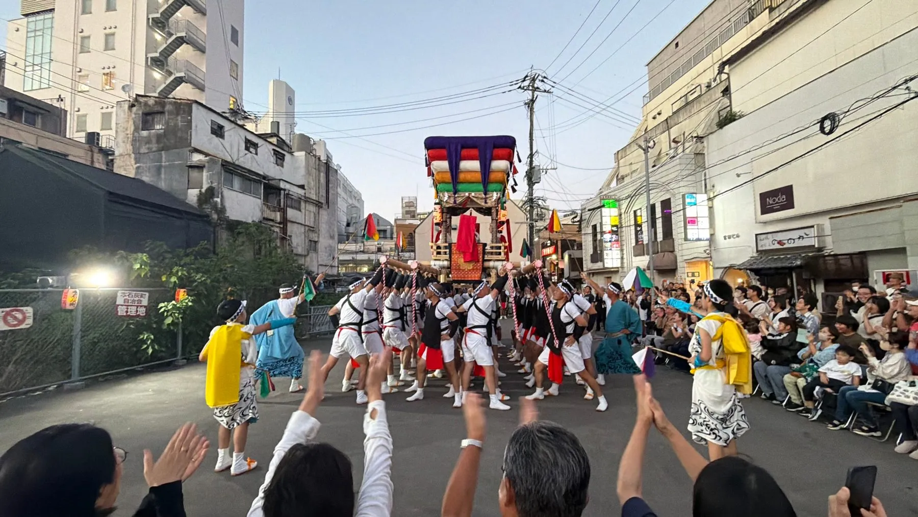 太鼓山に手を振って声をかける見物の人たち