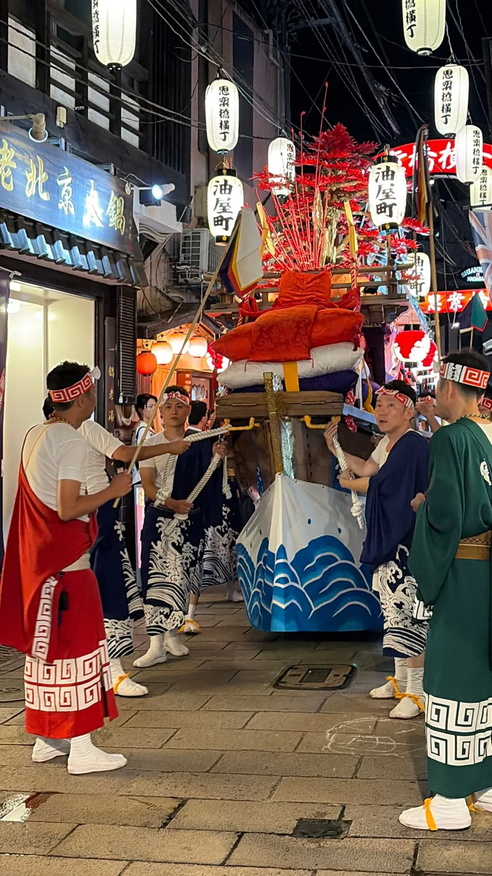 夜の路地を進む川船