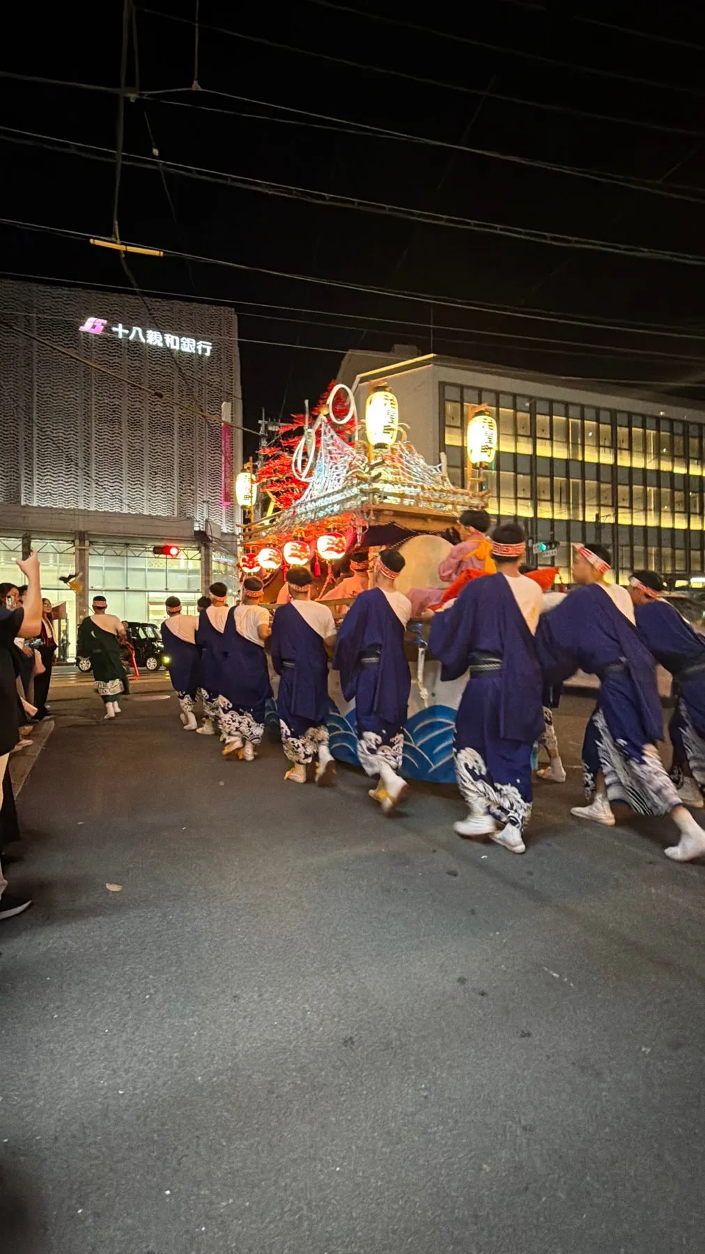夜の通りを曳かれる川船
