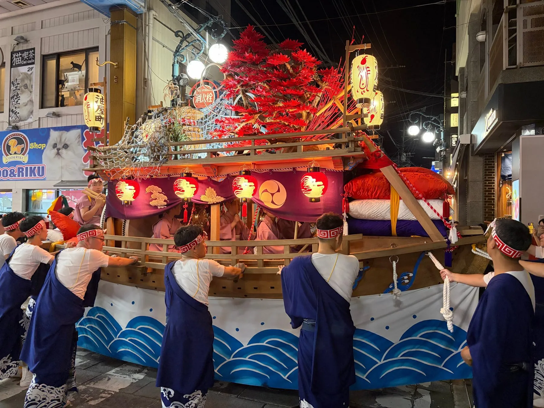 夜の街を押されて進む川船