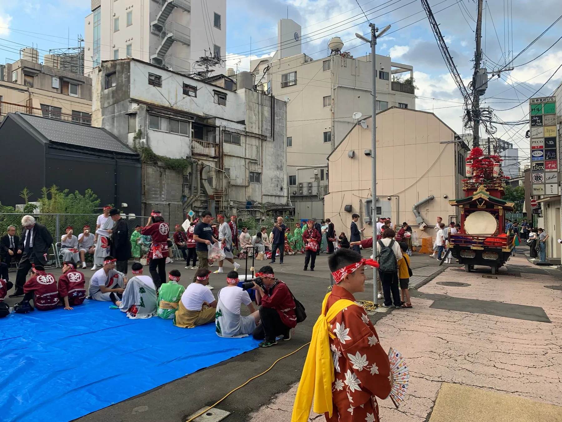 町なかの休憩の場所と、奥に止まる曳物