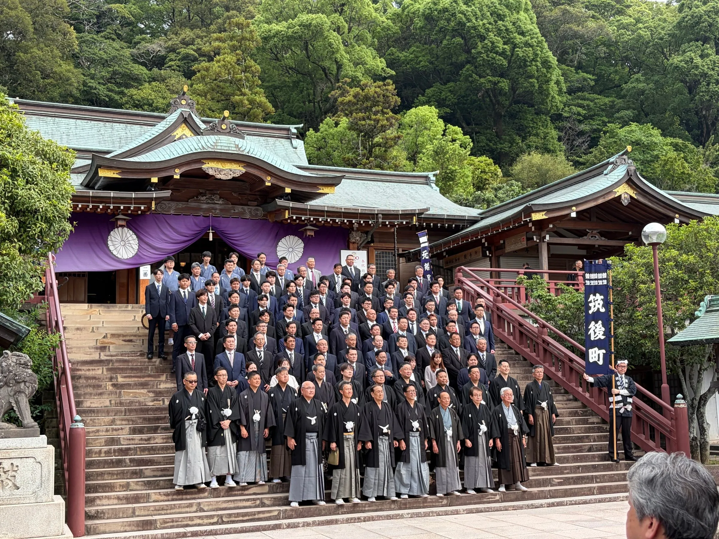 小屋入りの日、諏訪神社に参拝した踊町の人たち