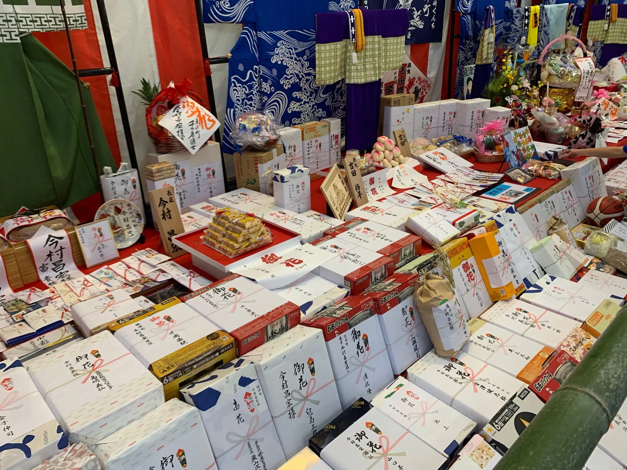 御花の箱が積み上がる庭見せ
