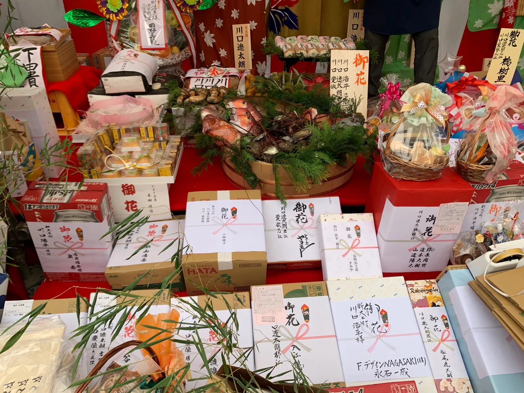 庭見せに積み上がった御花の箱
