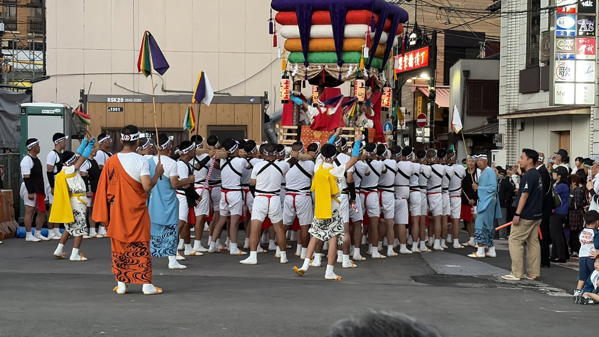 思案橋横丁の前で、息を合わせて担ぐ（2026年）