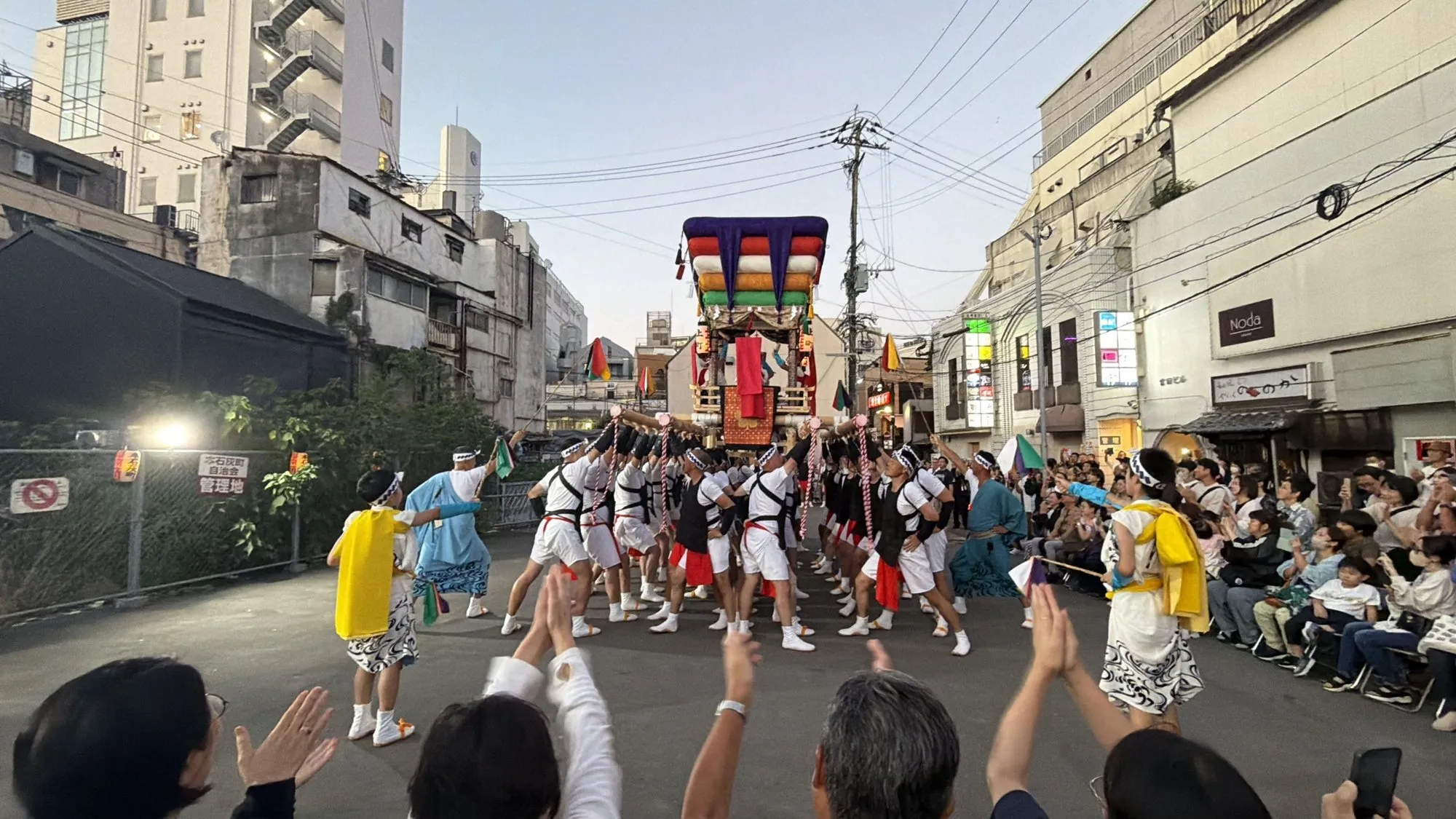 観客の手拍子の中を担ぎ回す（2026年）