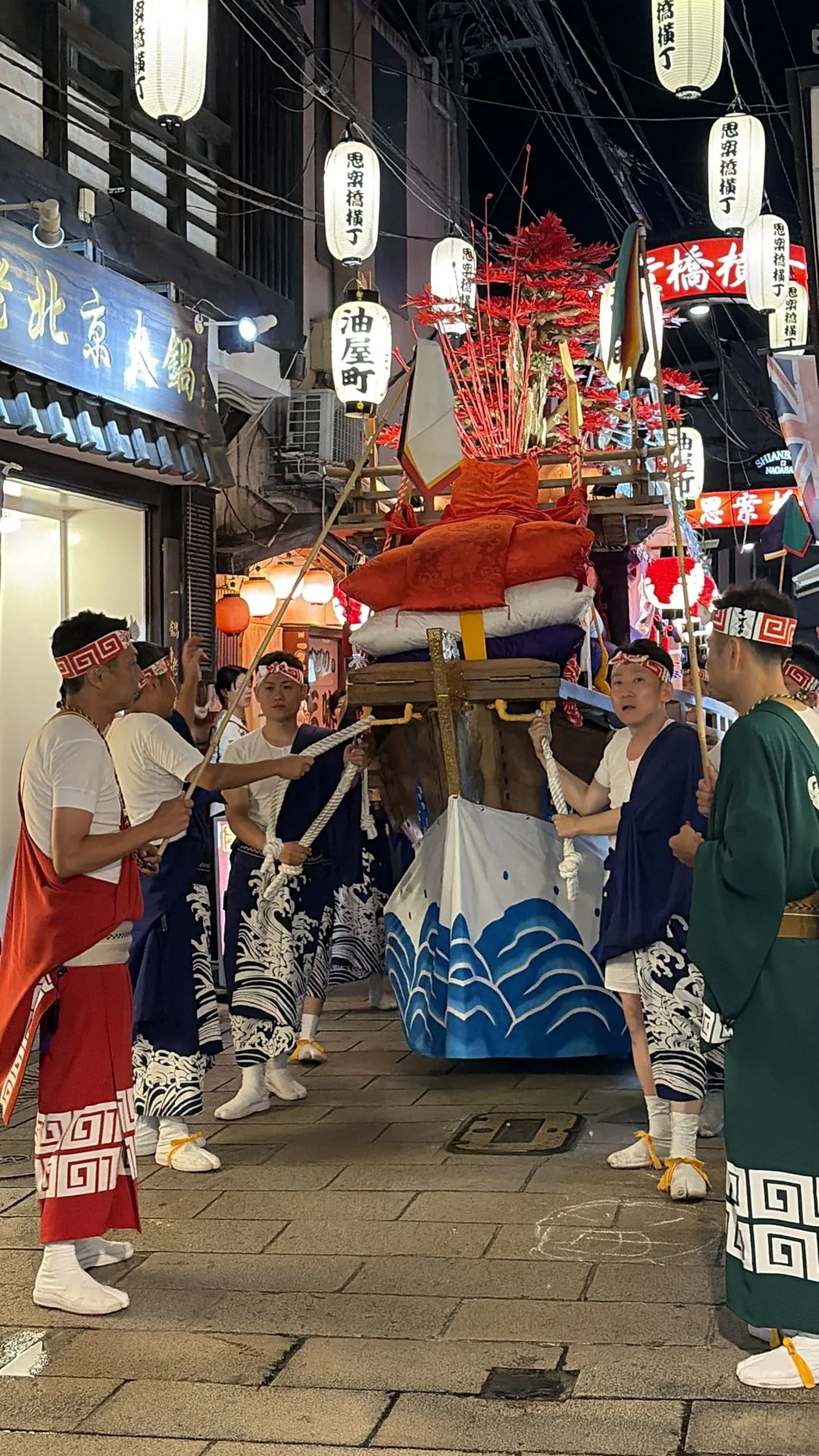 提灯に照らされる川船（思案橋横丁・2026年）