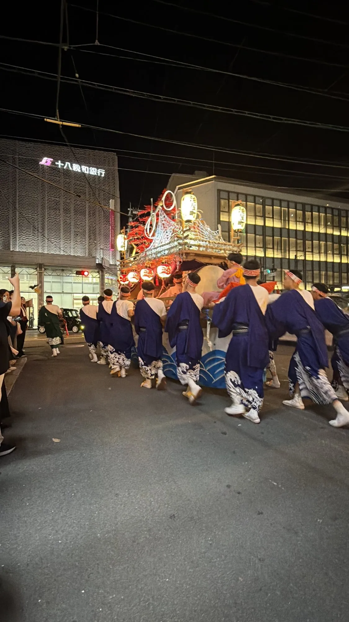夜の街を曳かれる川船（2026年）