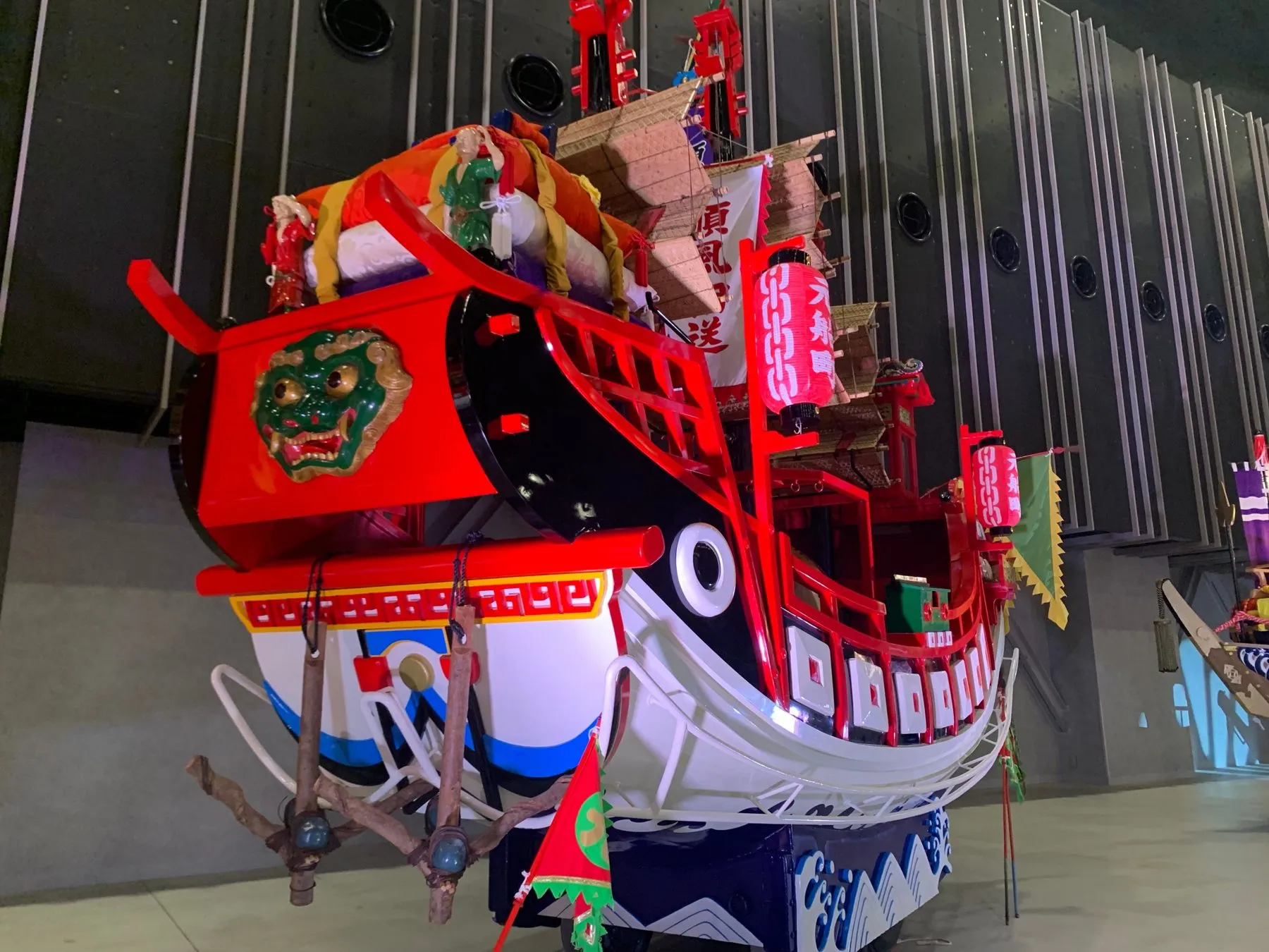 ながさき大くんち展に飾られた朱塗りの船の曳物