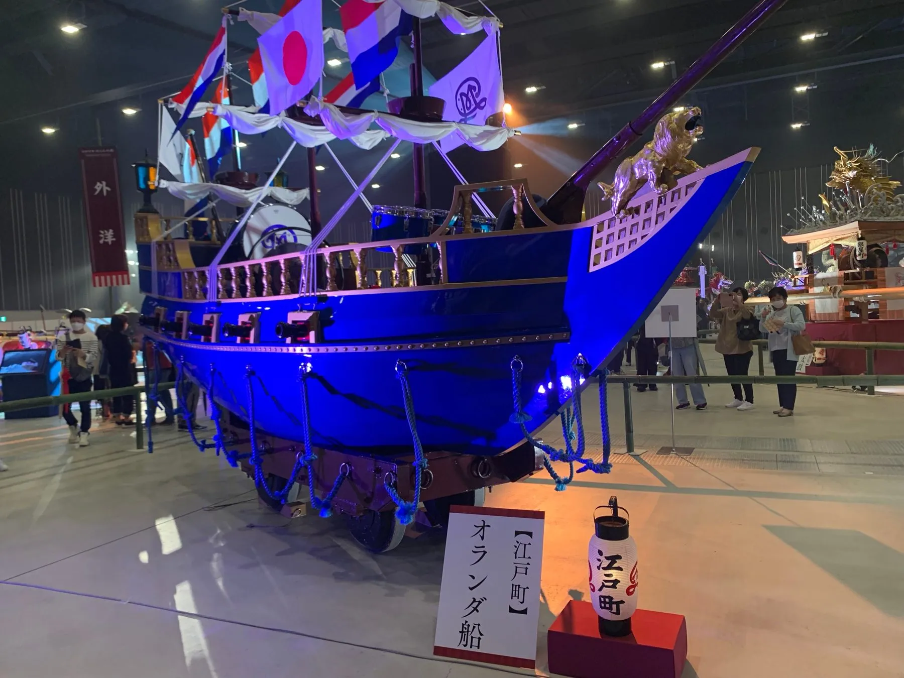 ながさき大くんち展に飾られた江戸町のオランダ船を横から