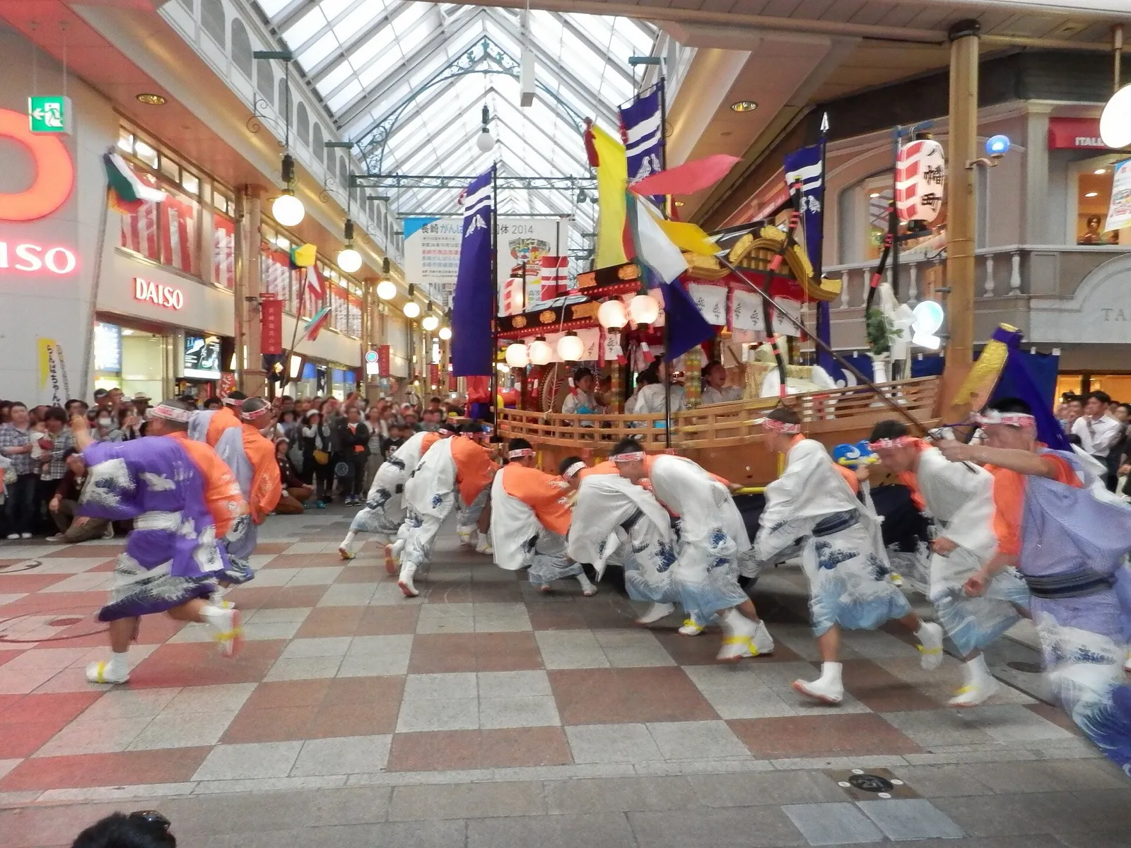 浜町アーケードで弓矢八幡祝い船を曳き回す根曳衆（2014年10月8日）